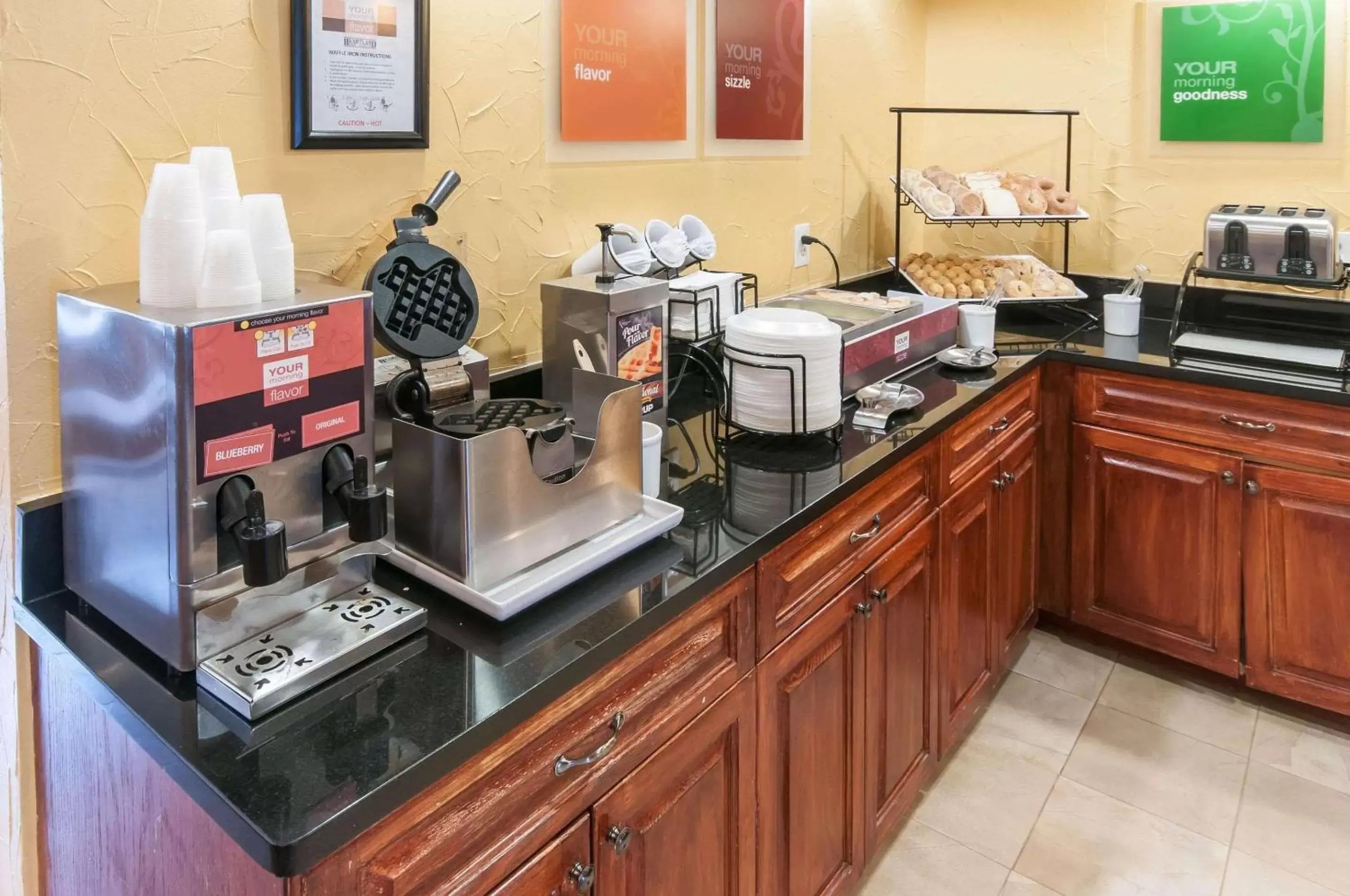 Restaurant/places to eat, Kitchen/Kitchenette in Comfort Inn Conroe