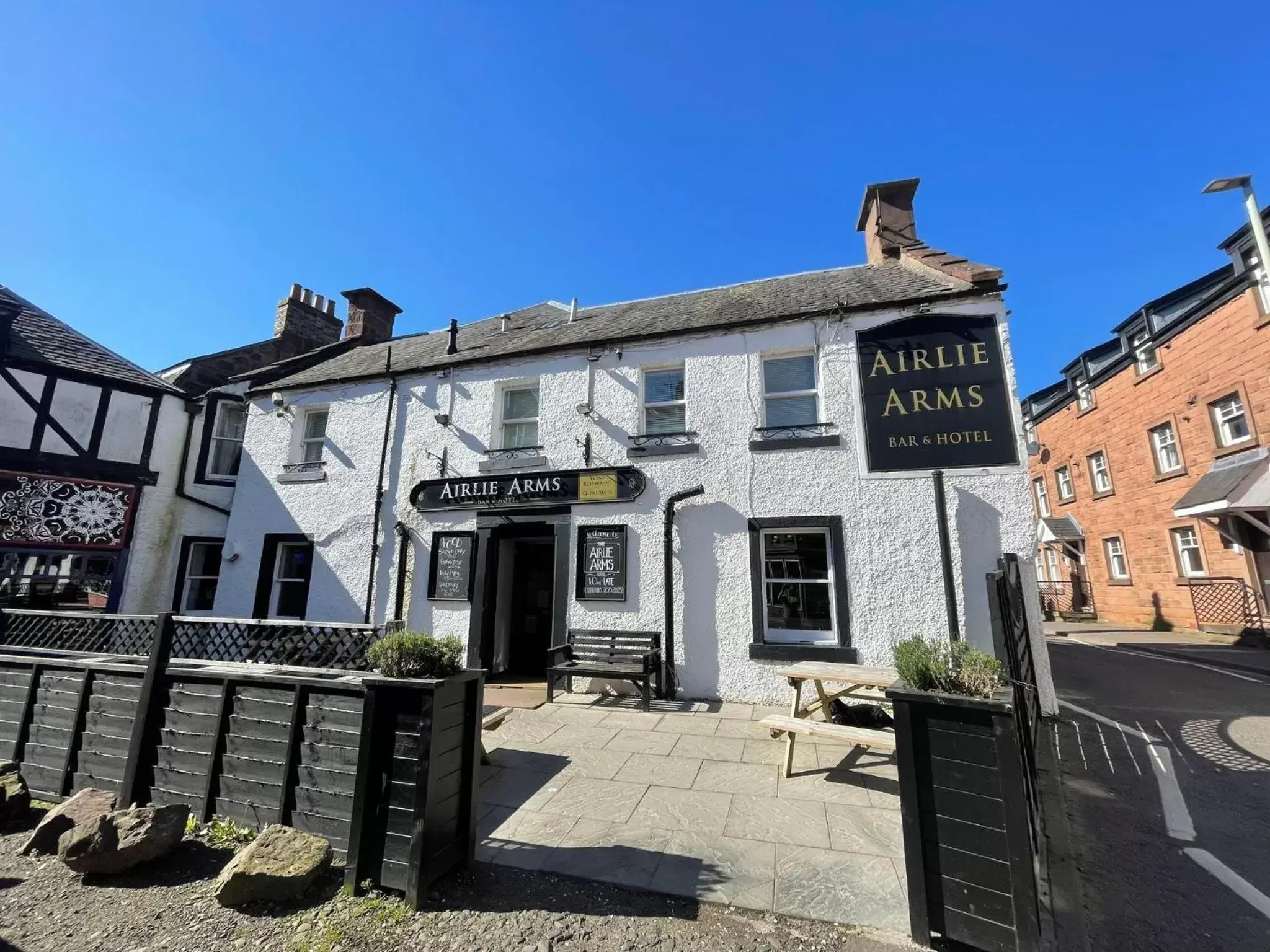 Property Building in Airlie Arms Hotel