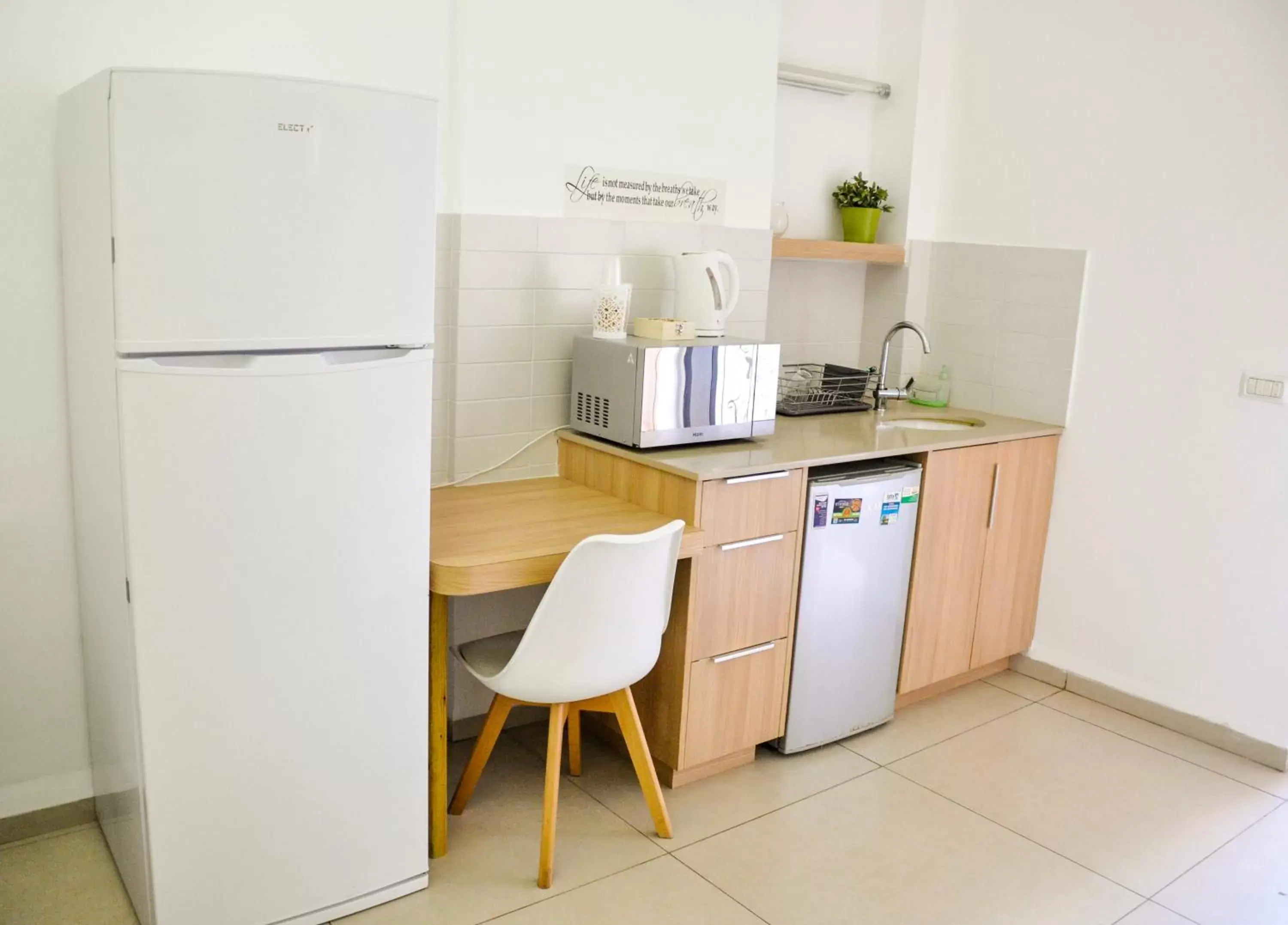 Kitchen or kitchenette, Kitchen/Kitchenette in Loui Hotel Gardens