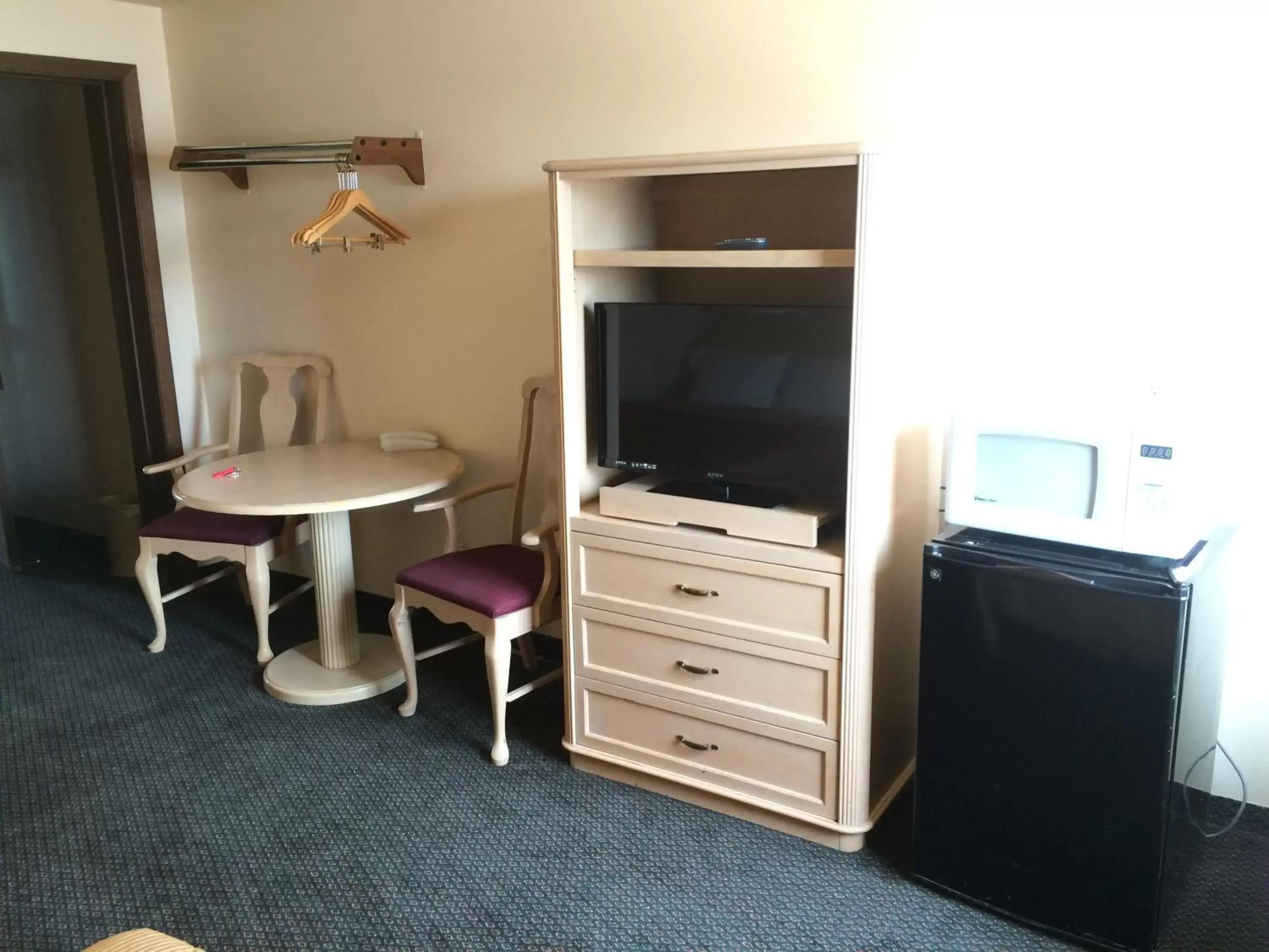 TV and multimedia, TV/Entertainment Center in Budget Motel