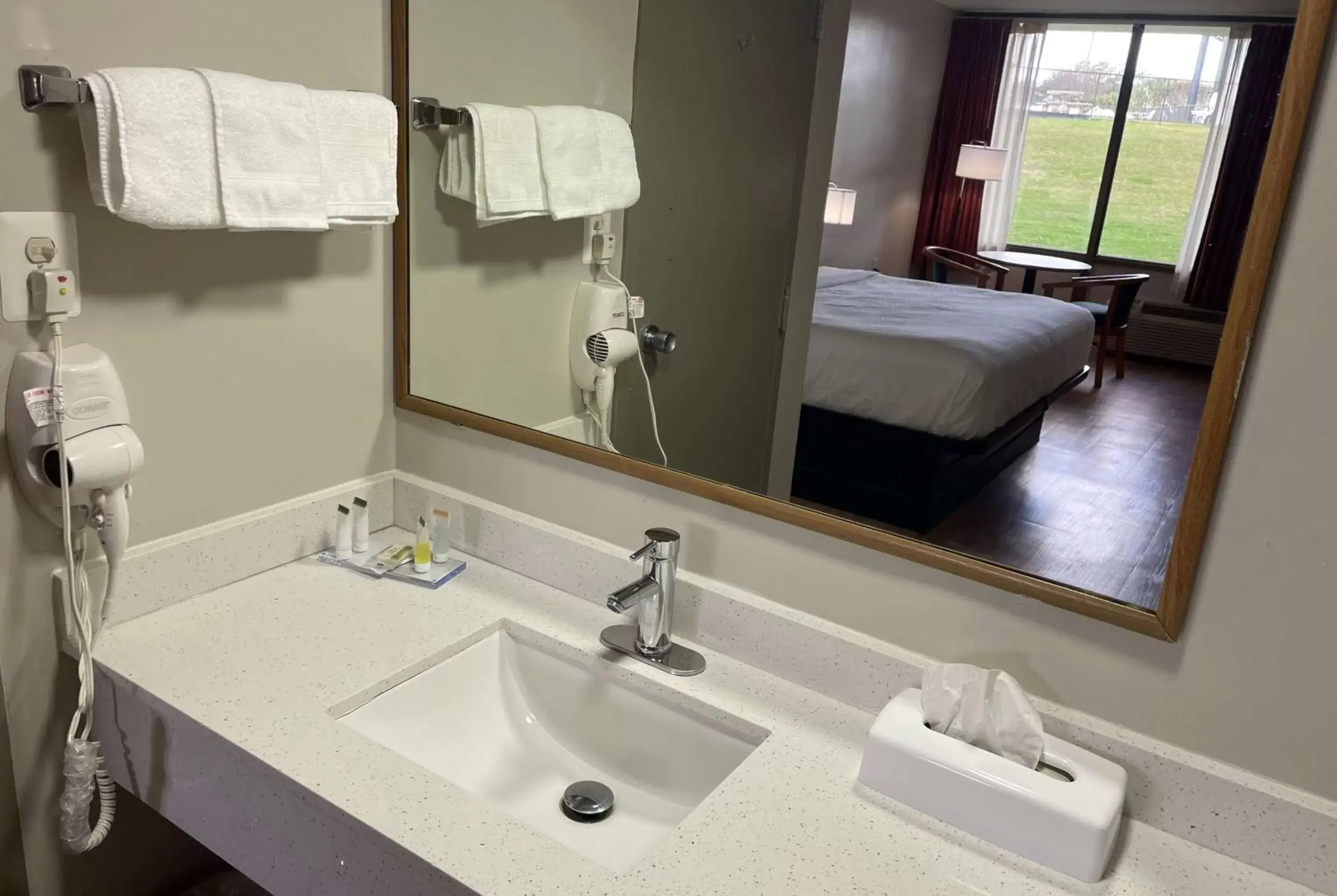 TV and multimedia, Bathroom in Days Inn by Wyndham Valdosta/Near Valdosta Mall