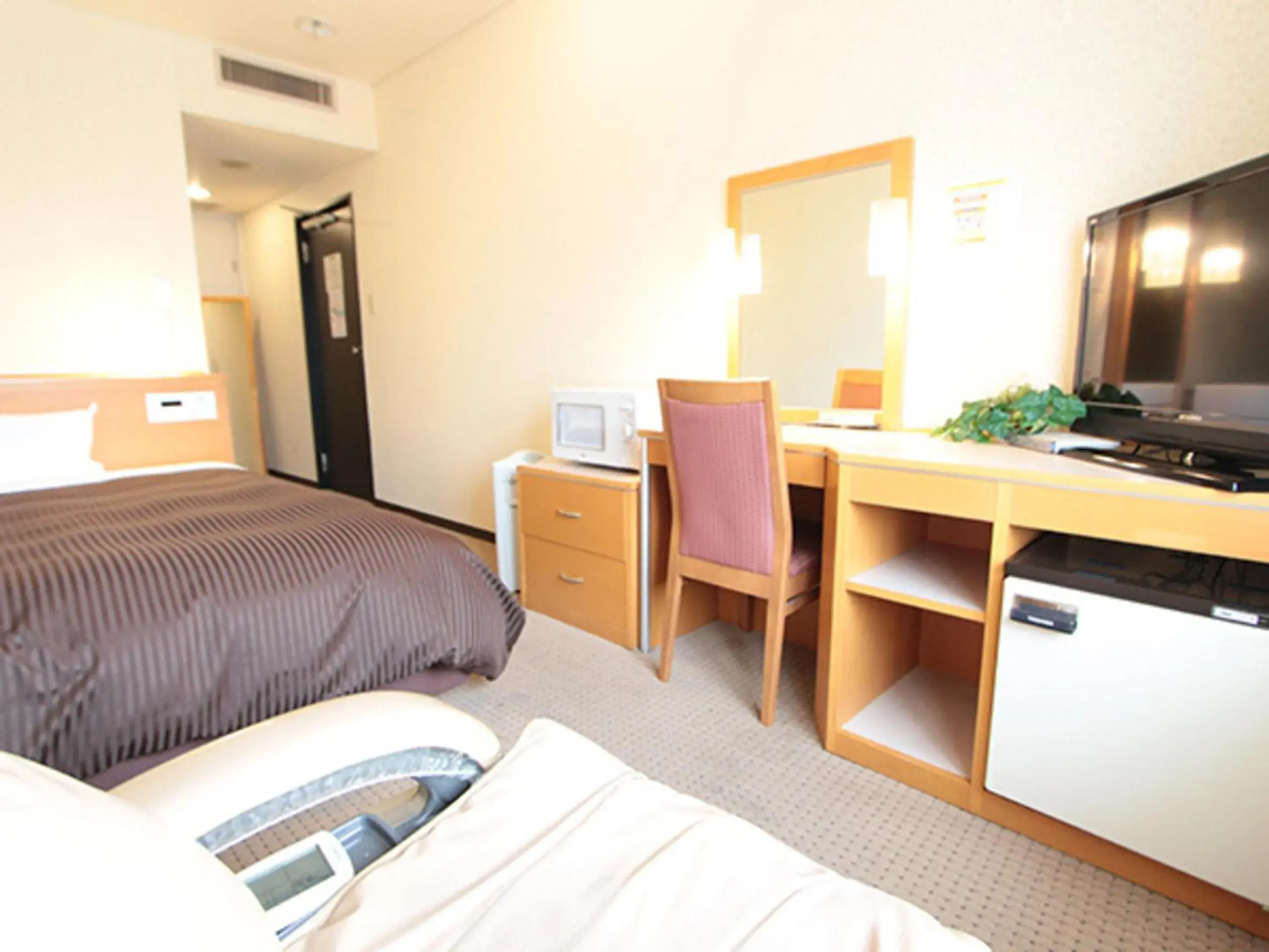 Bed, TV/Entertainment Center in HOTEL LiVEMAX BUDGET Yokohama Kannai