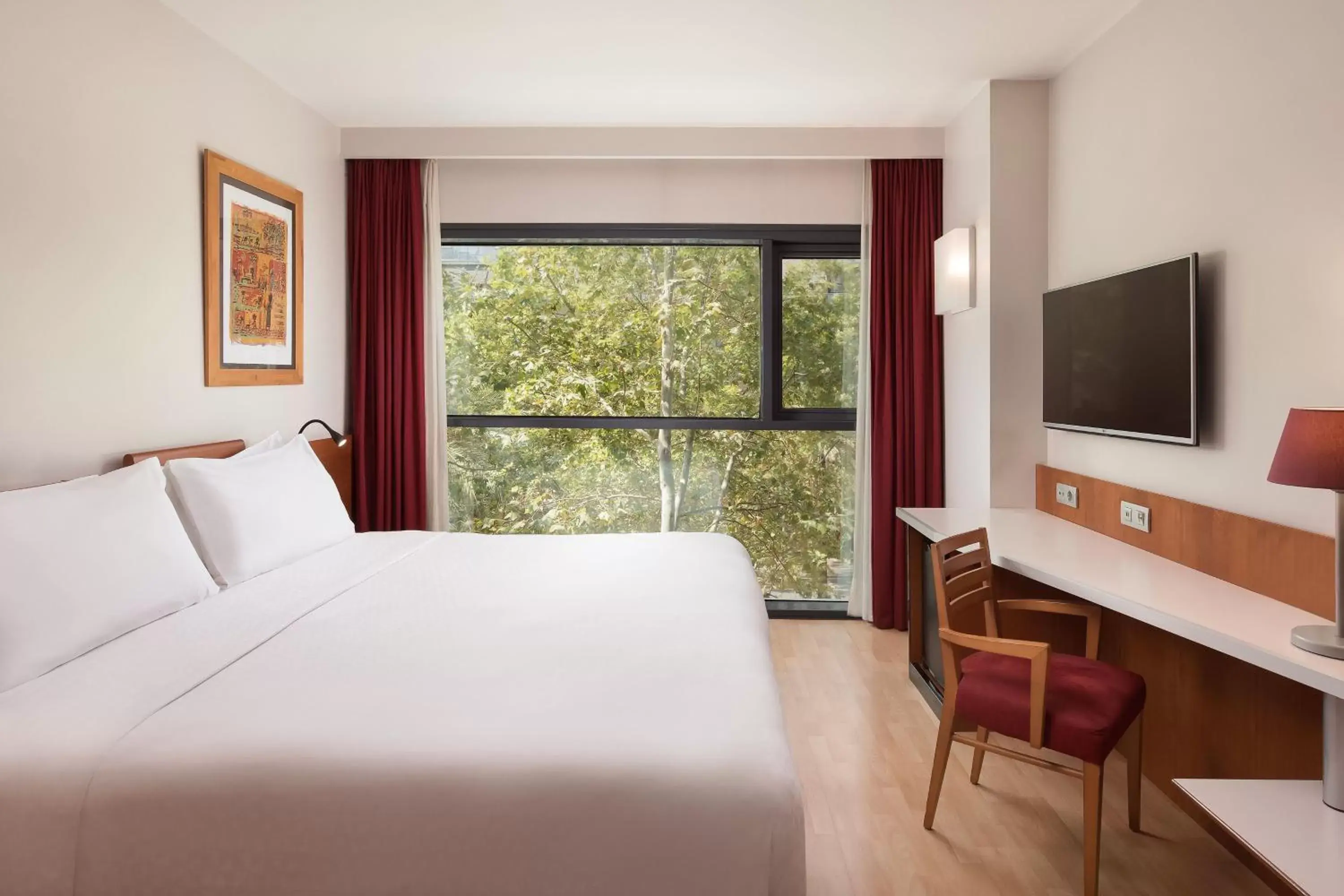 Photo of the whole room, Bed in Four Points by Sheraton Barcelona Diagonal