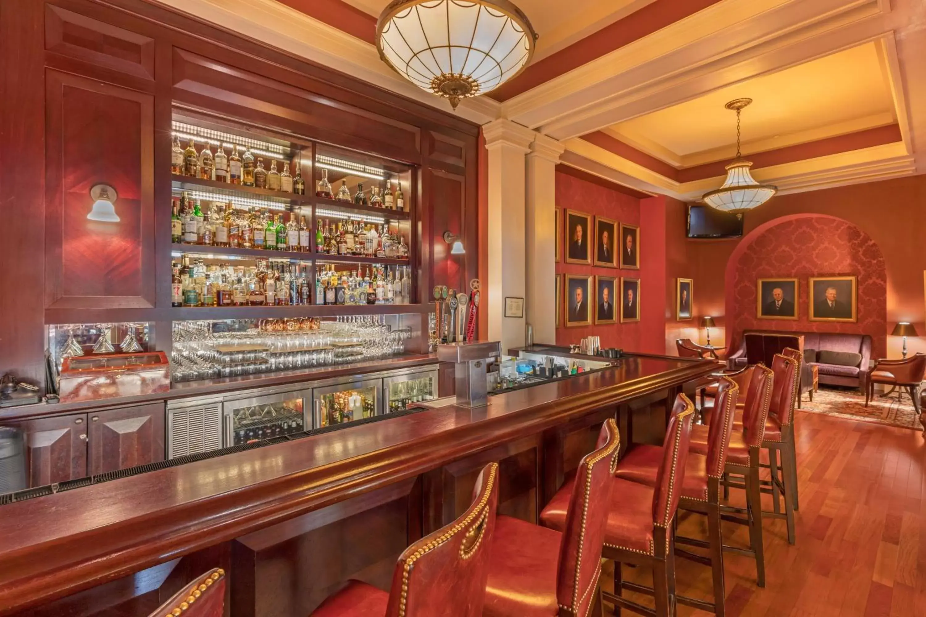 Lounge or bar, Restaurant/Places to Eat in The Omni Homestead Resort