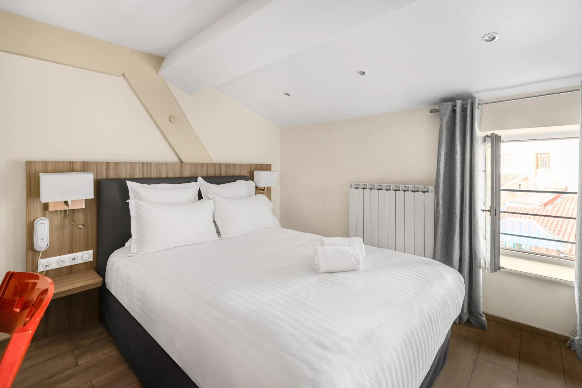 Bed in Le Phénix Hôtel