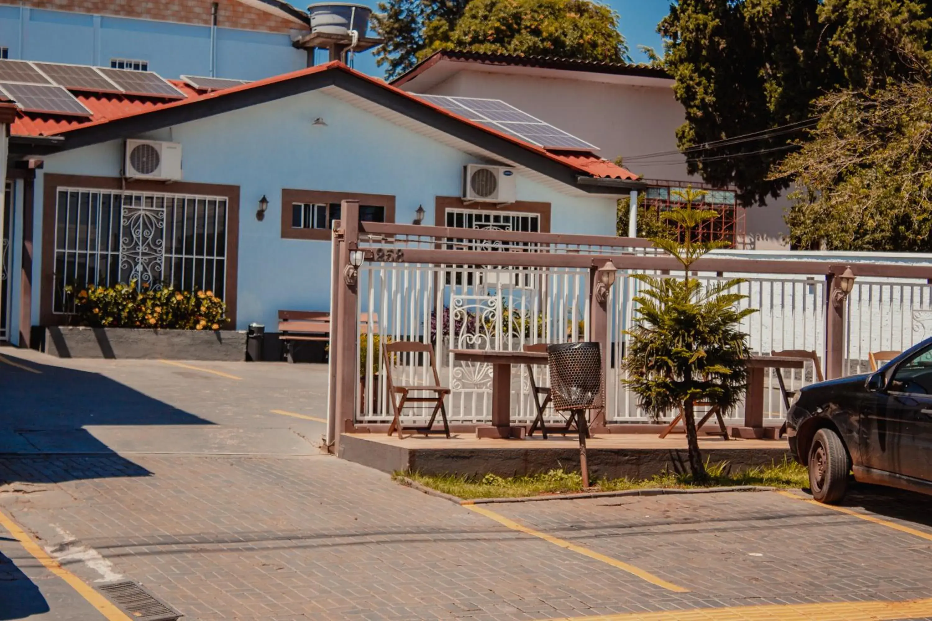 Parking, Property Building in Pousada Charm Iguassu Suites