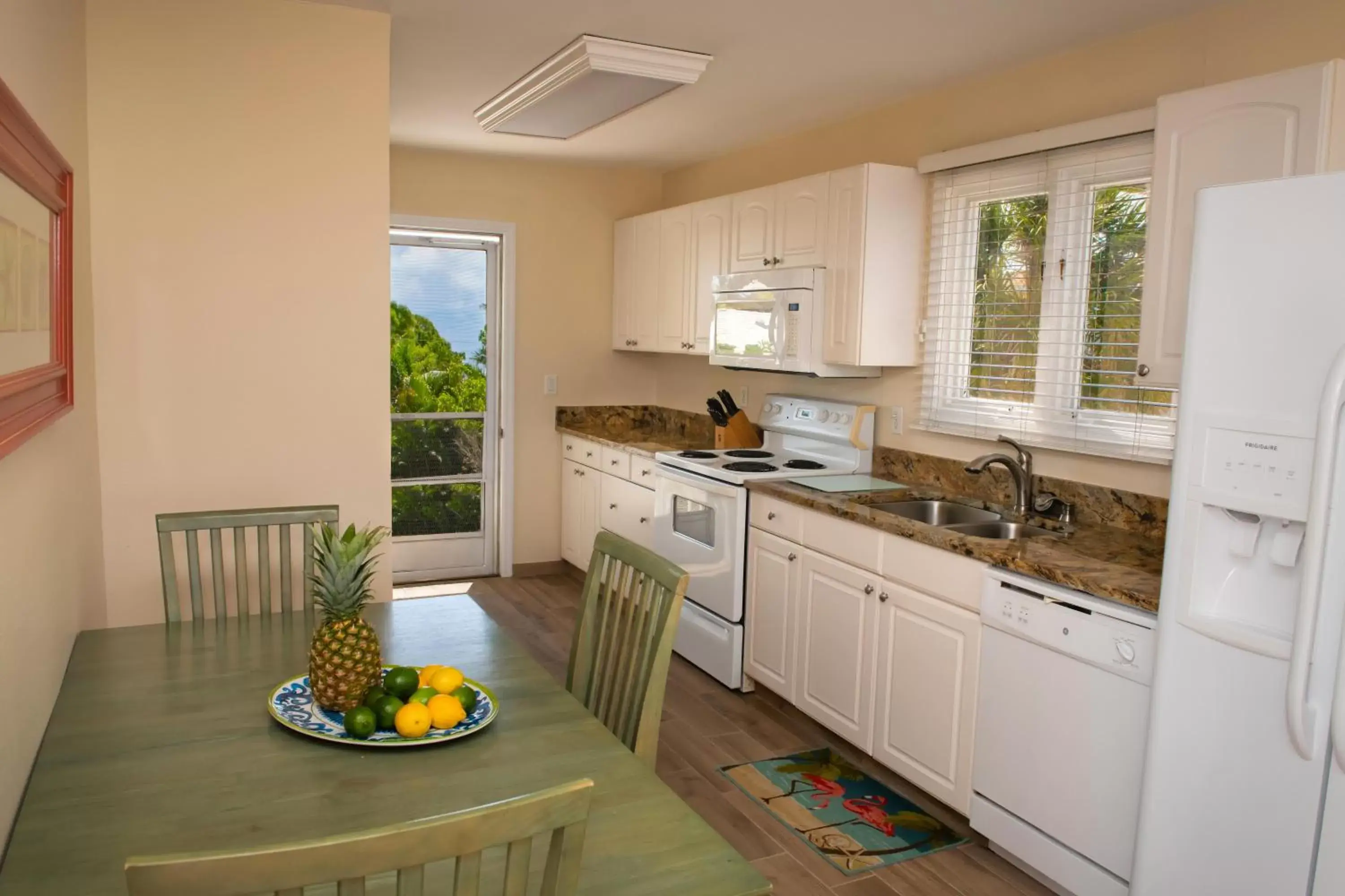 Kitchen or kitchenette, Kitchen/Kitchenette in Cedar Cove Resort & Cottages