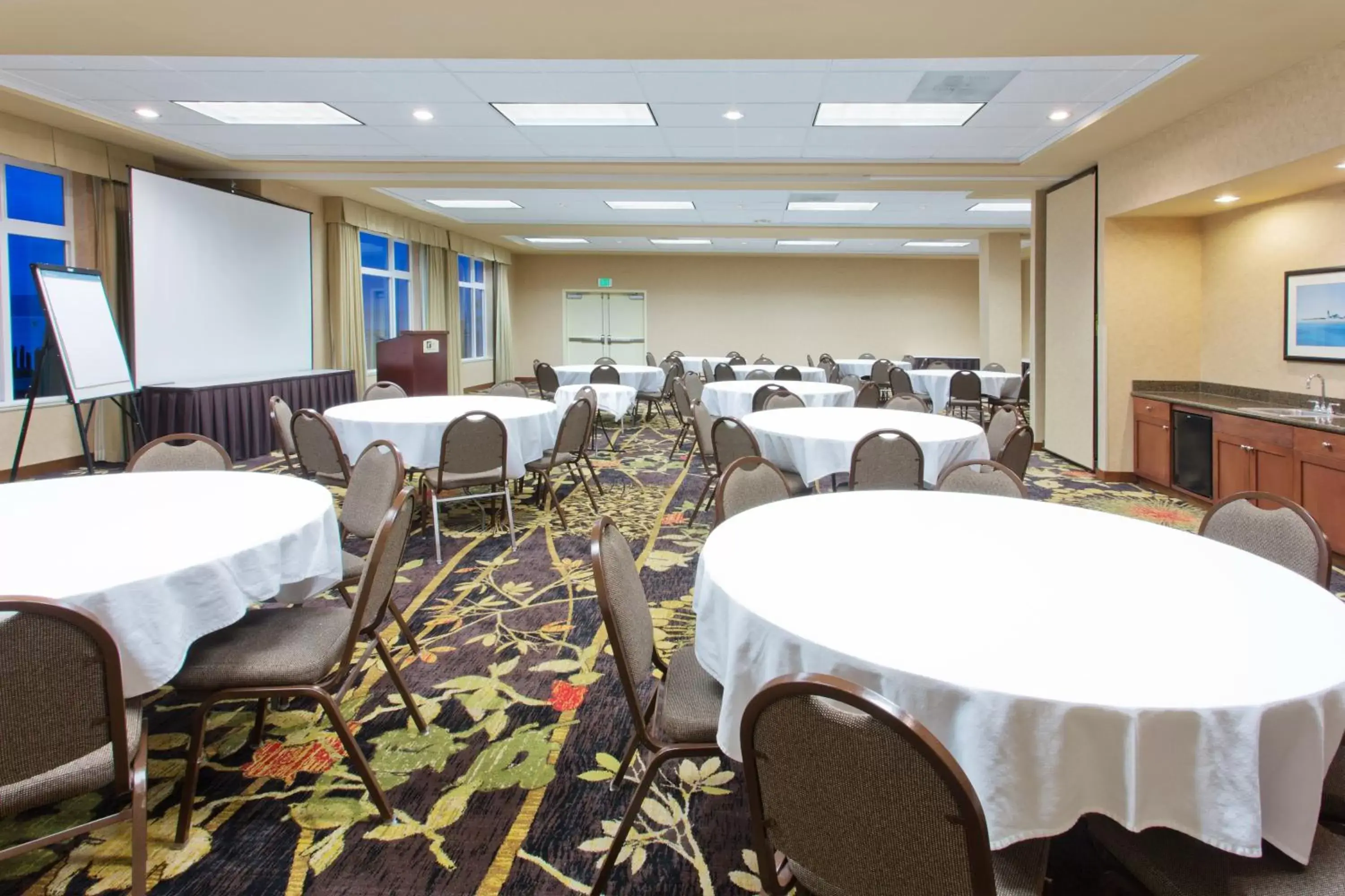 Meeting/conference room, Banquet Facilities in Holiday Inn Express Hotel & Suites Astoria, an IHG Hotel