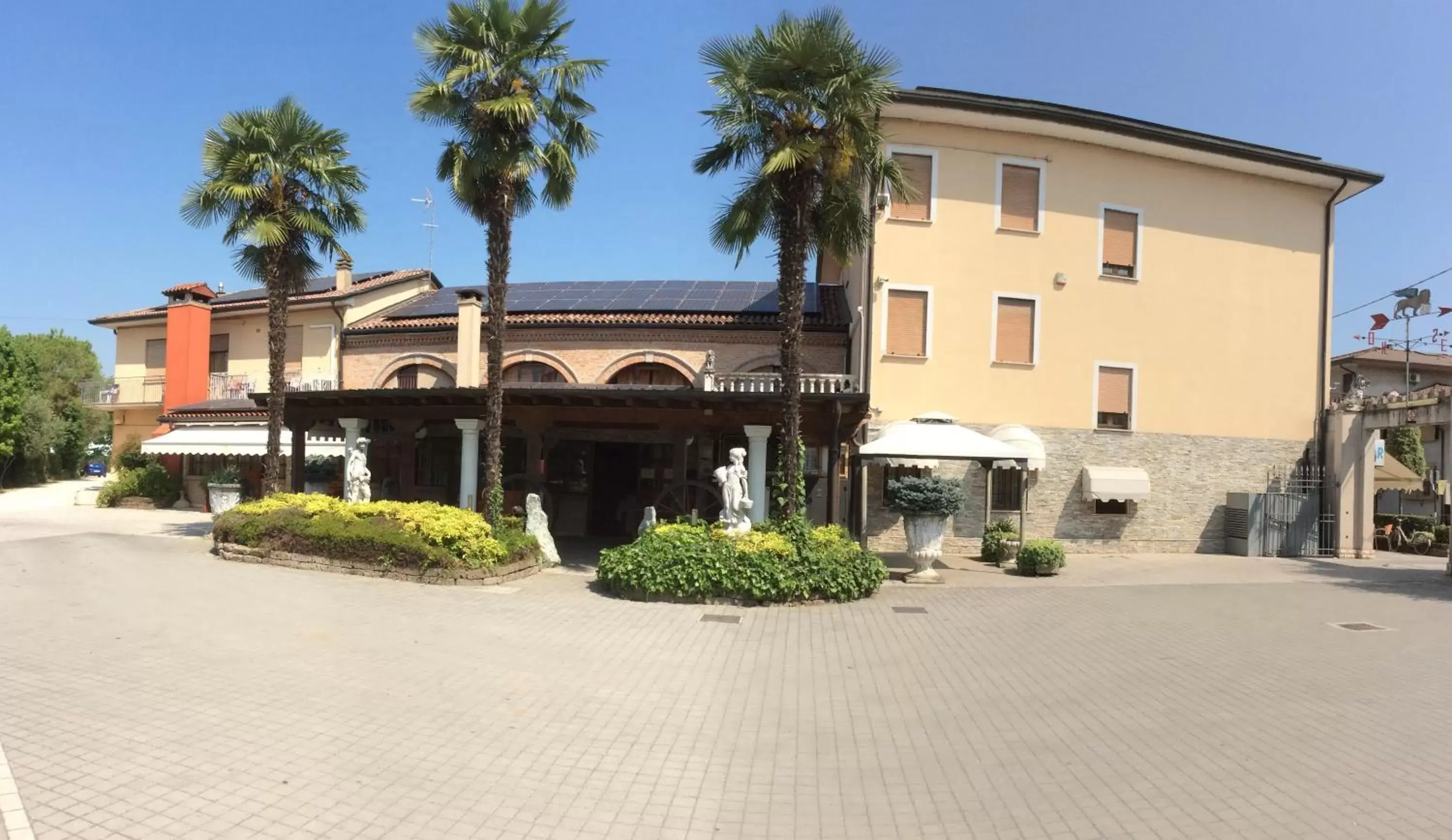 Facade/entrance, Property Building in Hotel Pizzeria Ristorante "Al Leone"