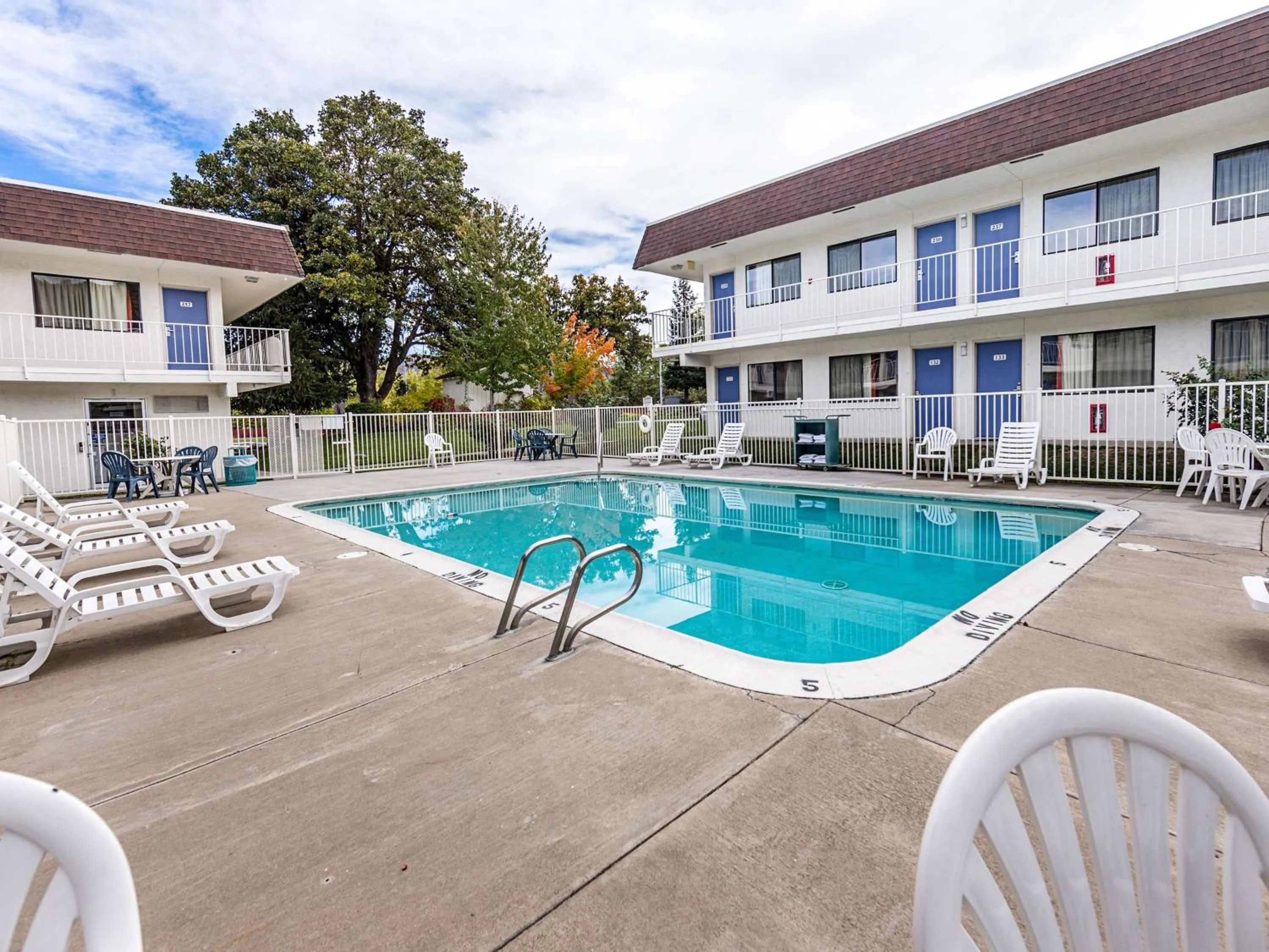 Day in Motel 6-Yreka, CA