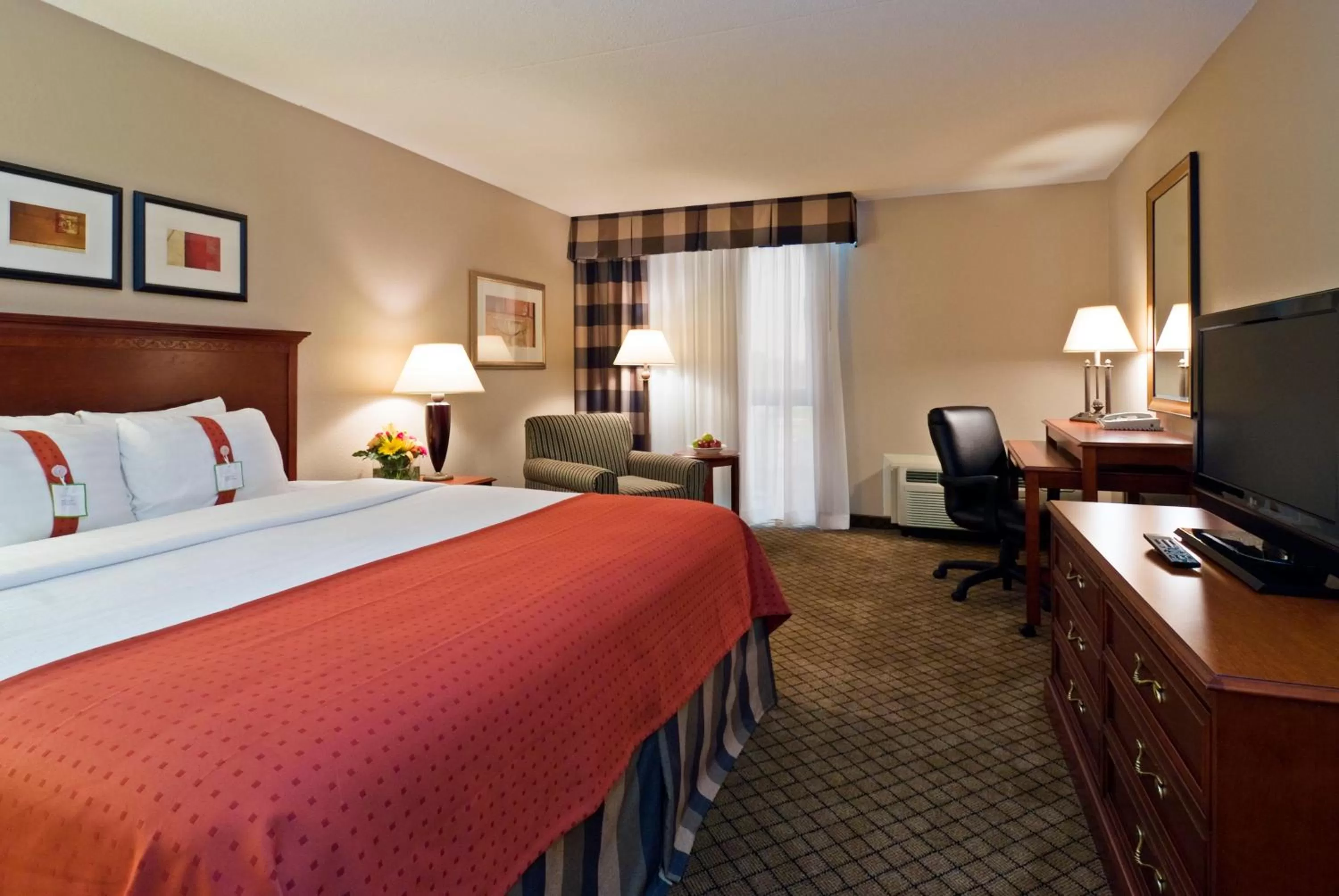 Photo of the whole room, Bed in Holiday Inn Cincinnati-Eastgate by IHG