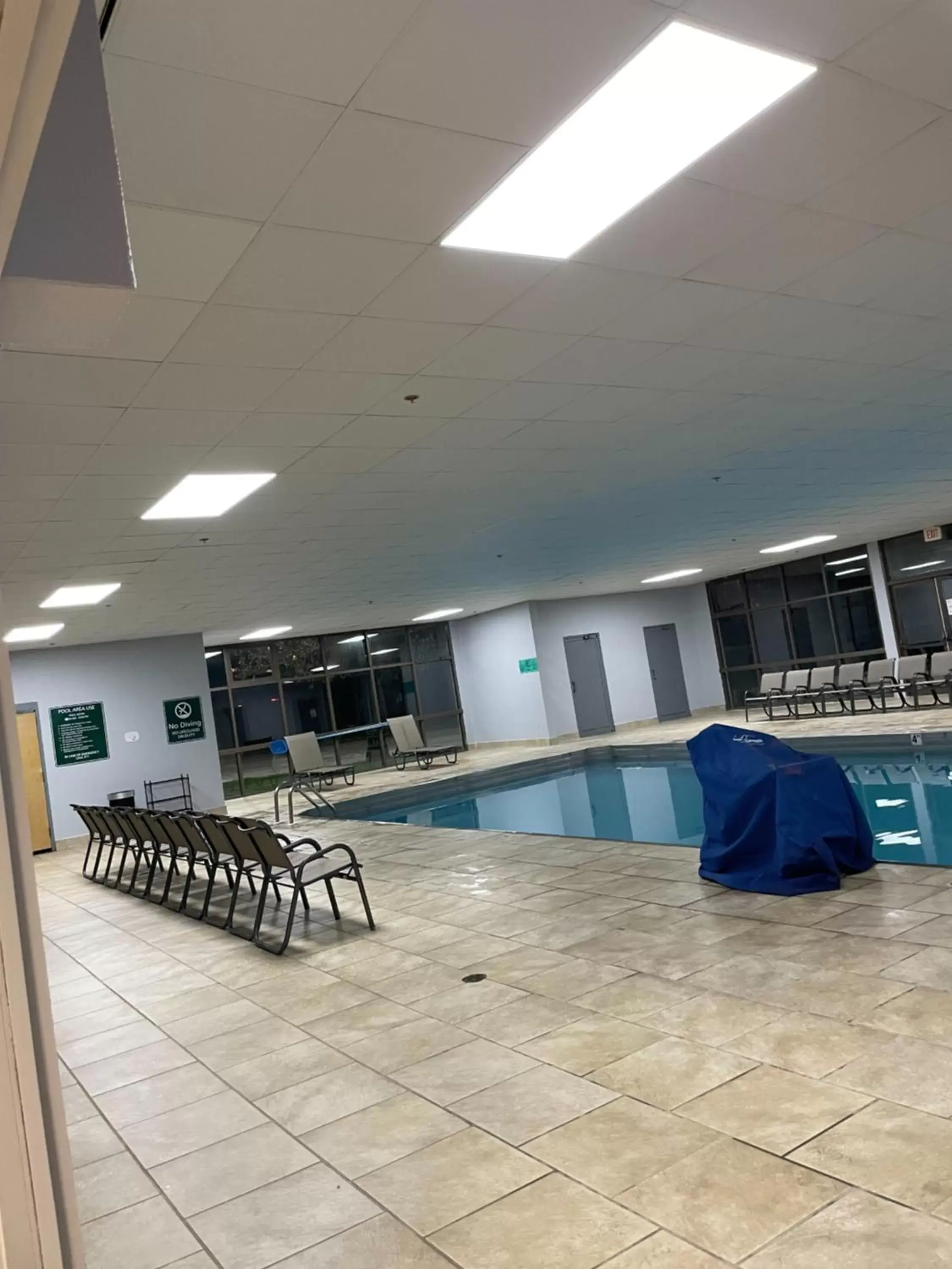 Swimming pool in La Quinta Inn by Wyndham Davenport & Conference Center