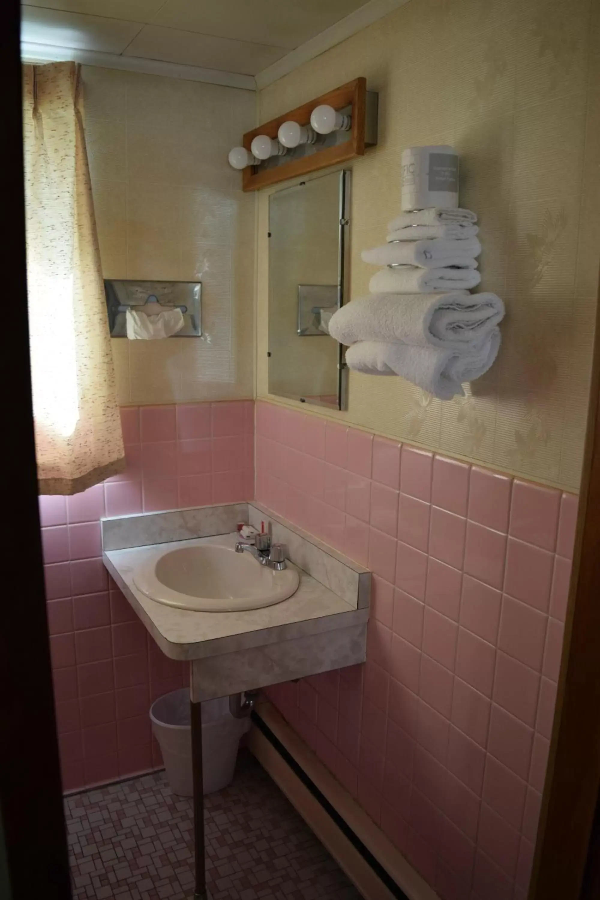Bathroom in Mid-City Motel