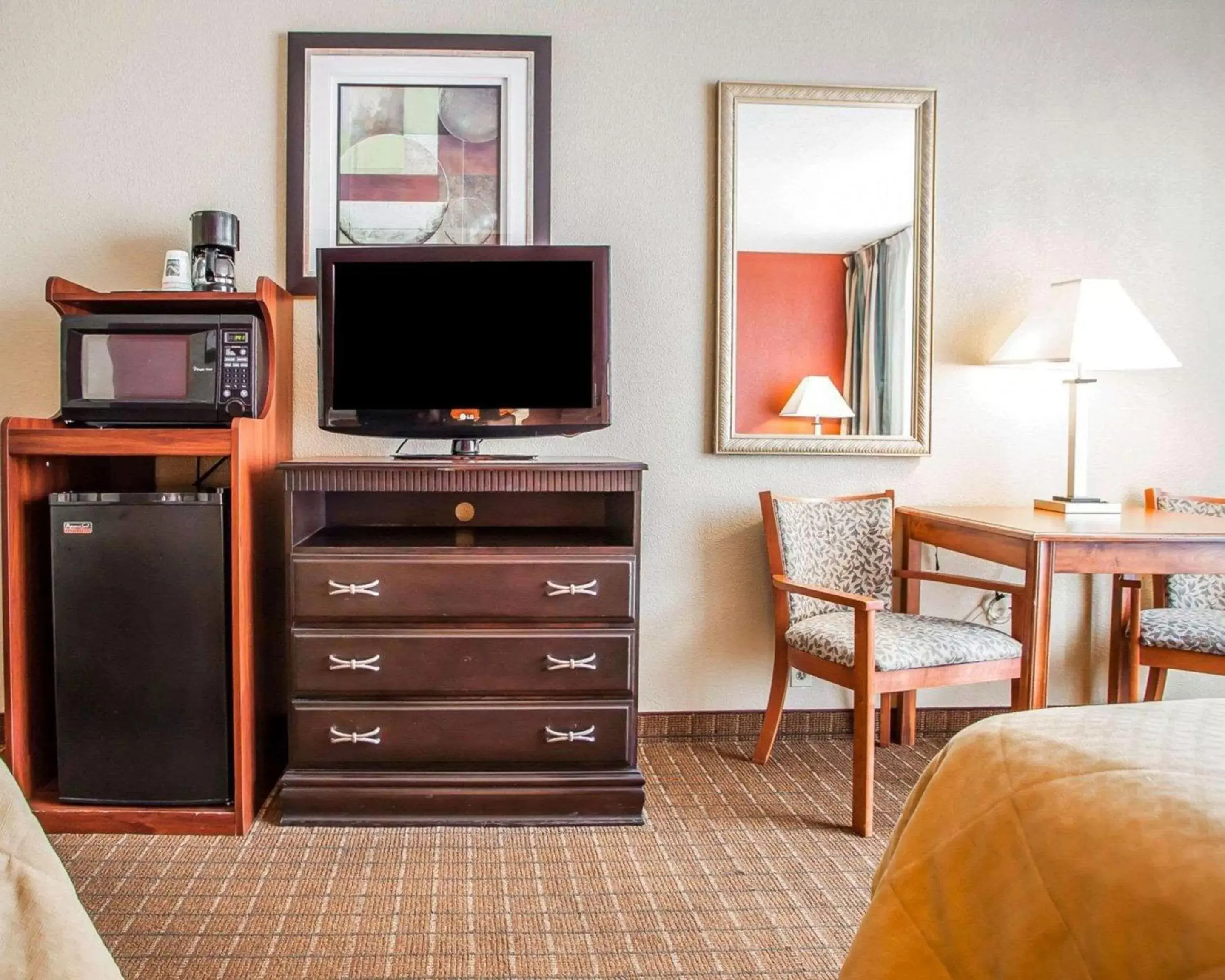 Photo of the whole room, TV/Entertainment Center in Quality Inn Fort Dodge