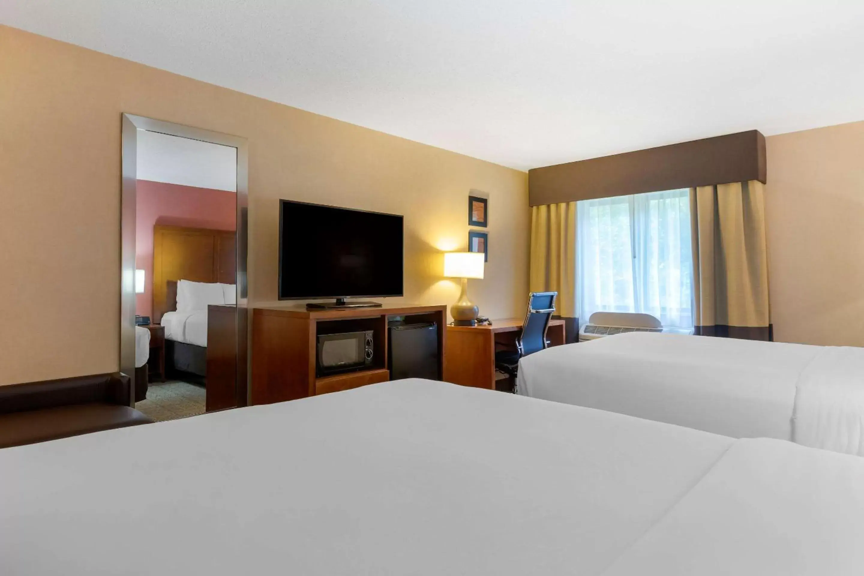 Photo of the whole room, Bed in Comfort Inn & Suites - Jackson