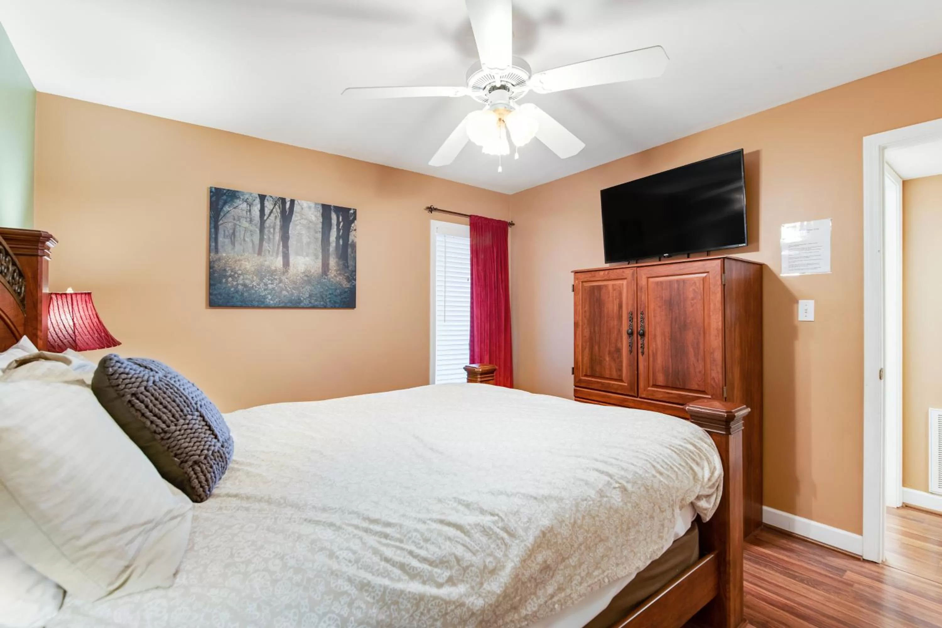 Bed in Jan's Riverside Retreat