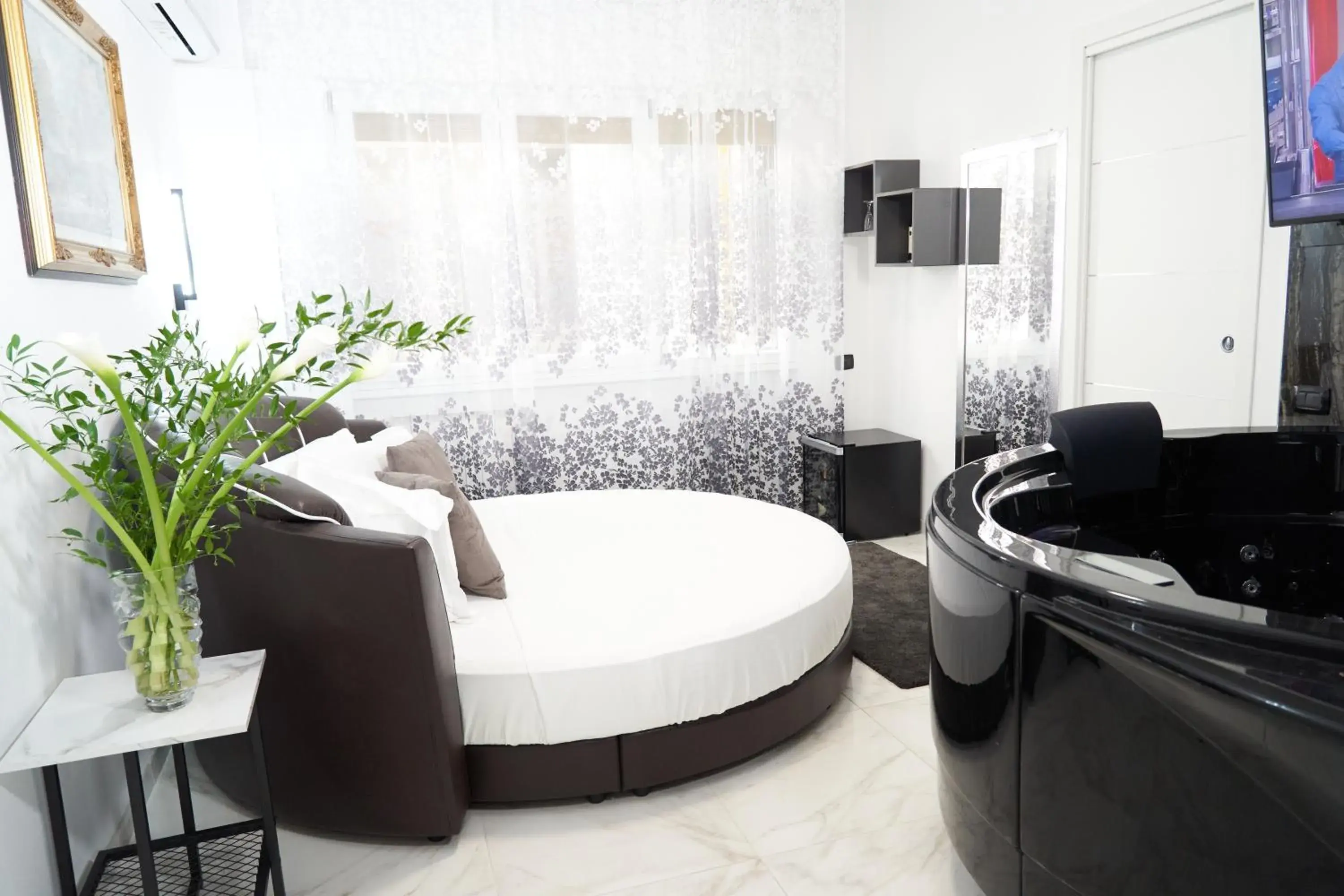 Bed, Bathroom in Gregorio VII Luxury Suites San Damaso