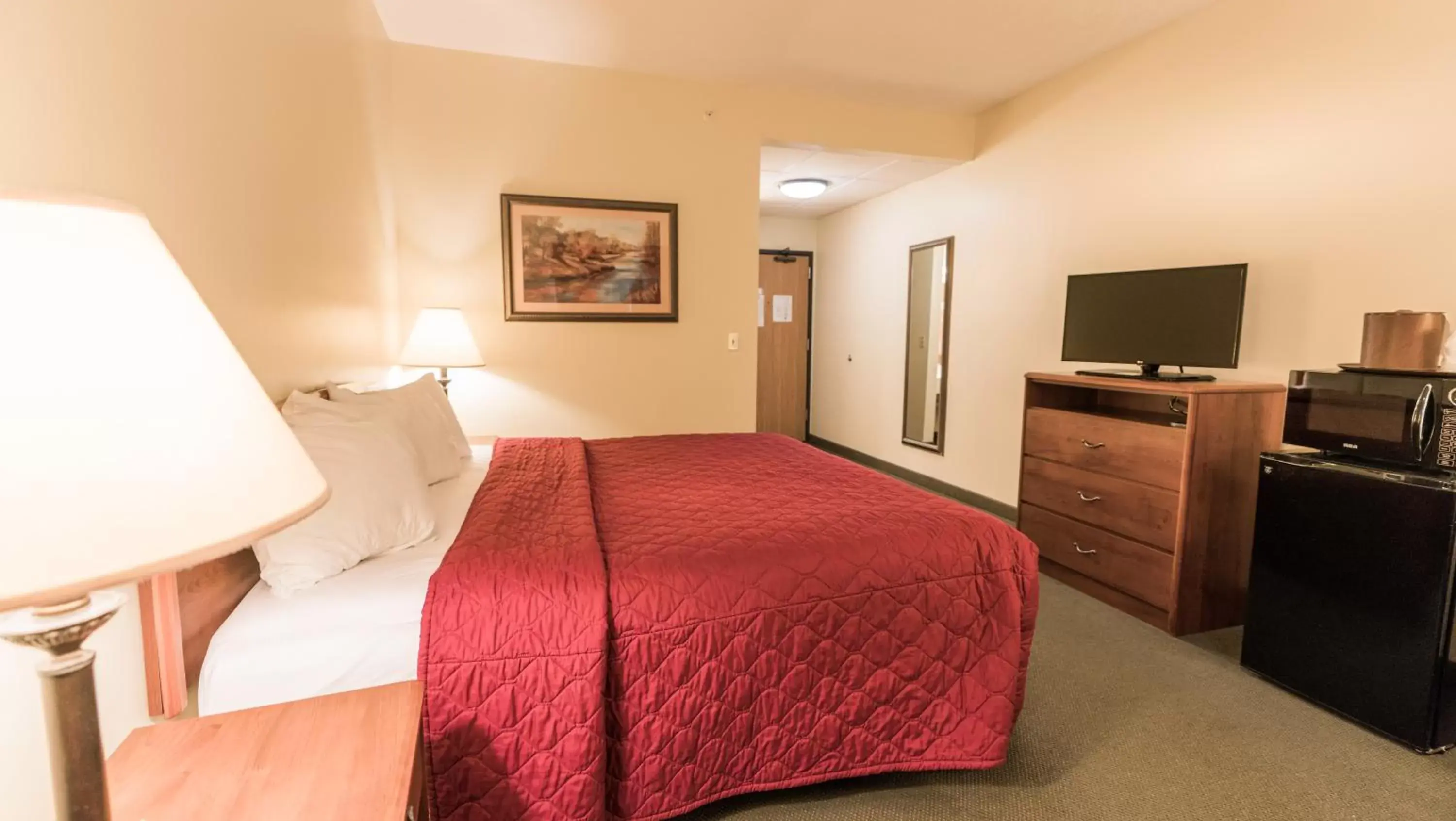 Photo of the whole room, Bed in Supertel Inn & Conference Center