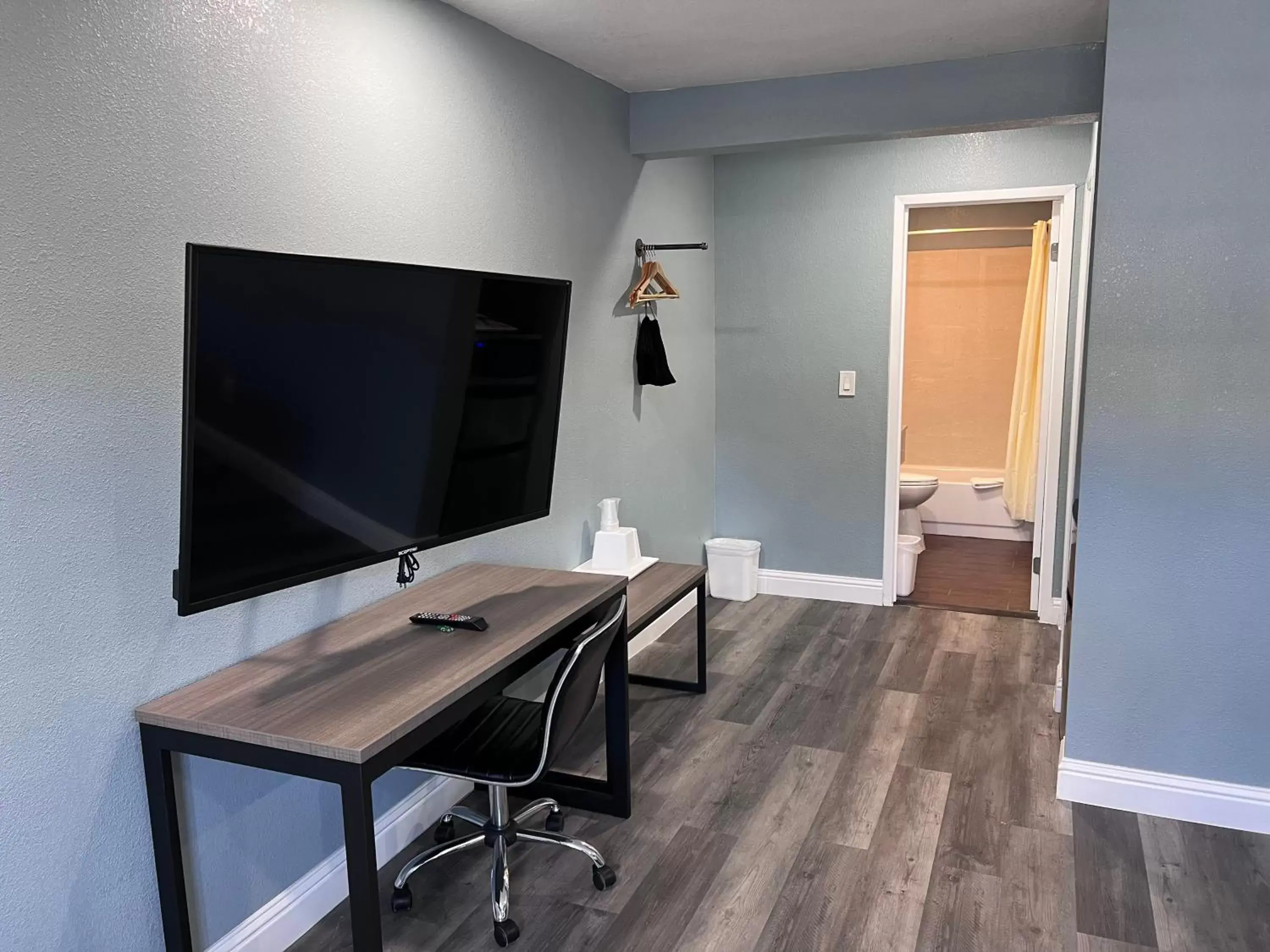 TV and multimedia, TV/Entertainment Center in Surf City Inn & Suites