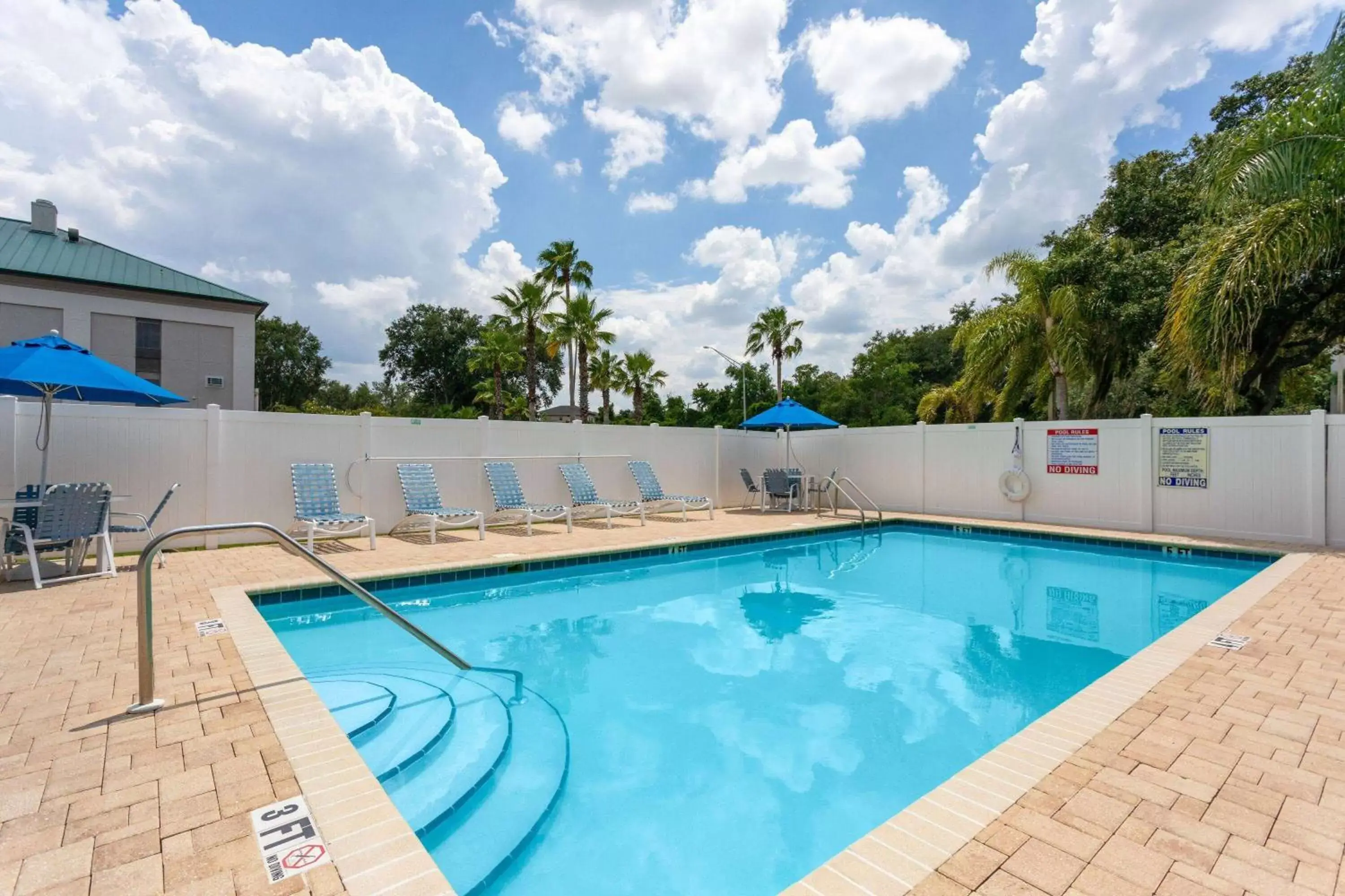 Pool view, Swimming Pool in Days Inn & Suites by Wyndham Lakeland