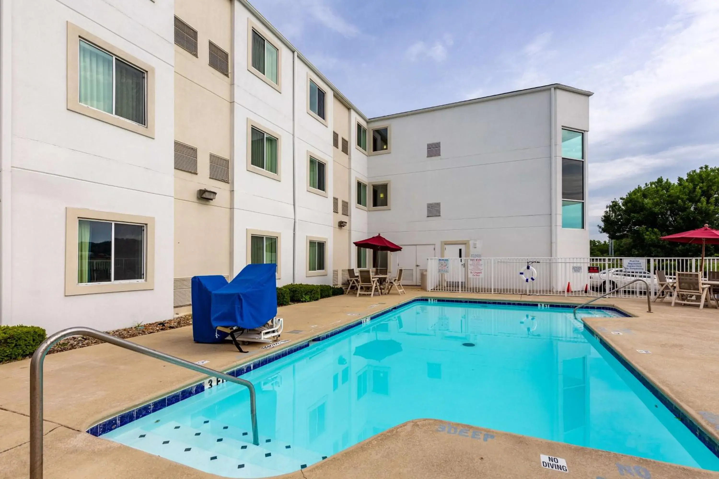 Day, Swimming Pool in Motel 6-Caseyville, IL - Caseyville Il
