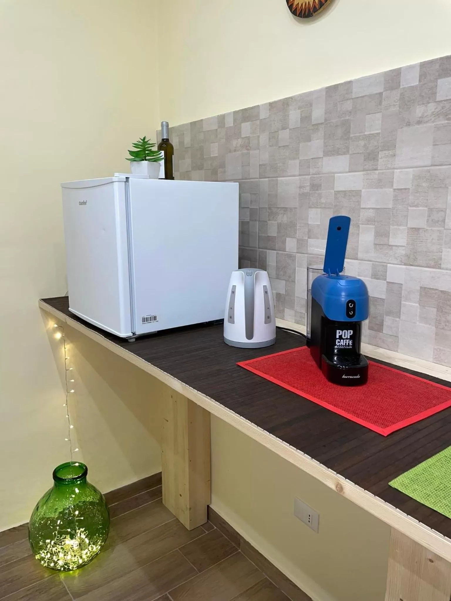 Coffee/tea facilities, Kitchen/Kitchenette in Exclusive B&B