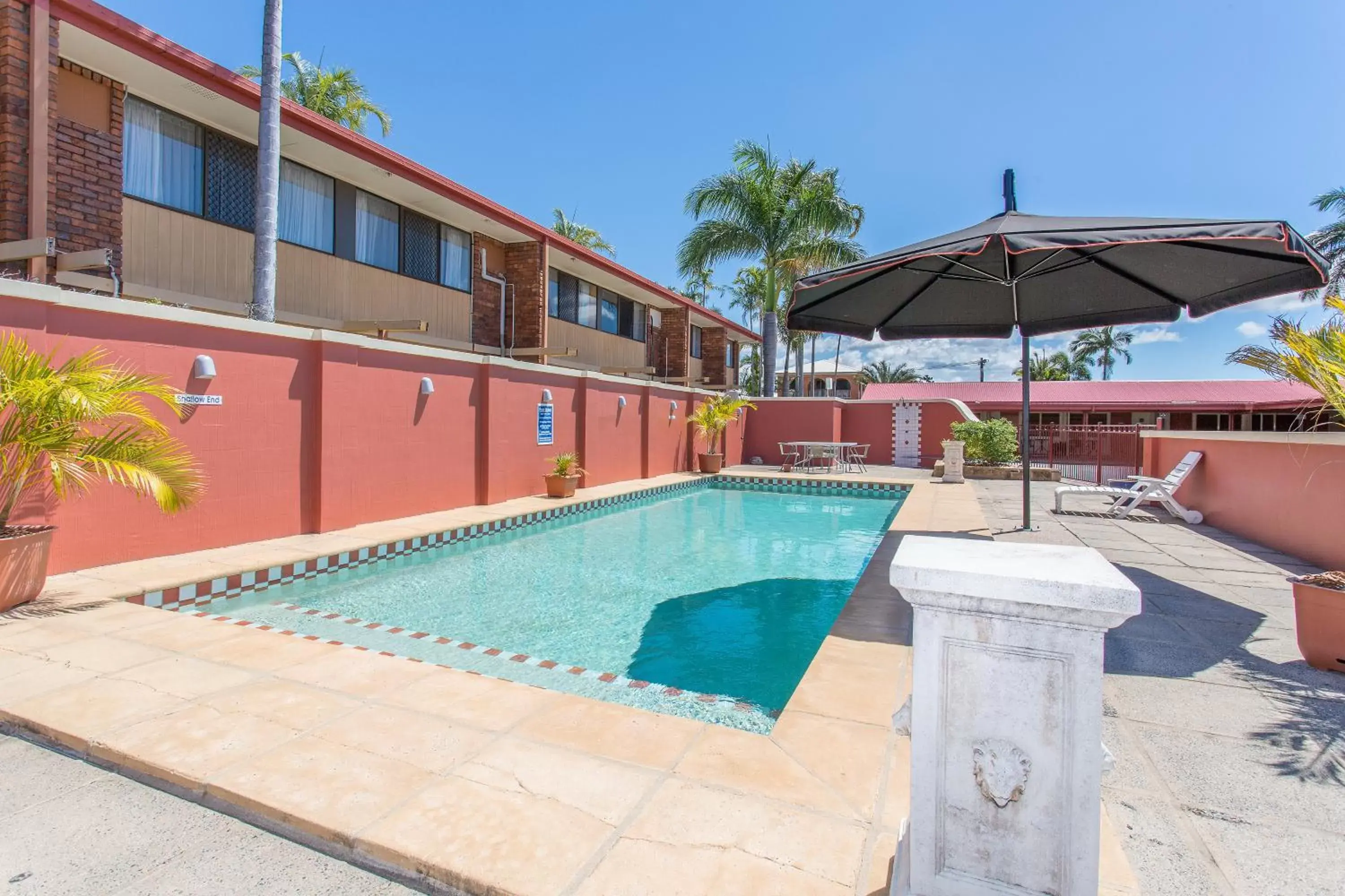 BBQ facilities, Swimming Pool in Mackay Rose Motel