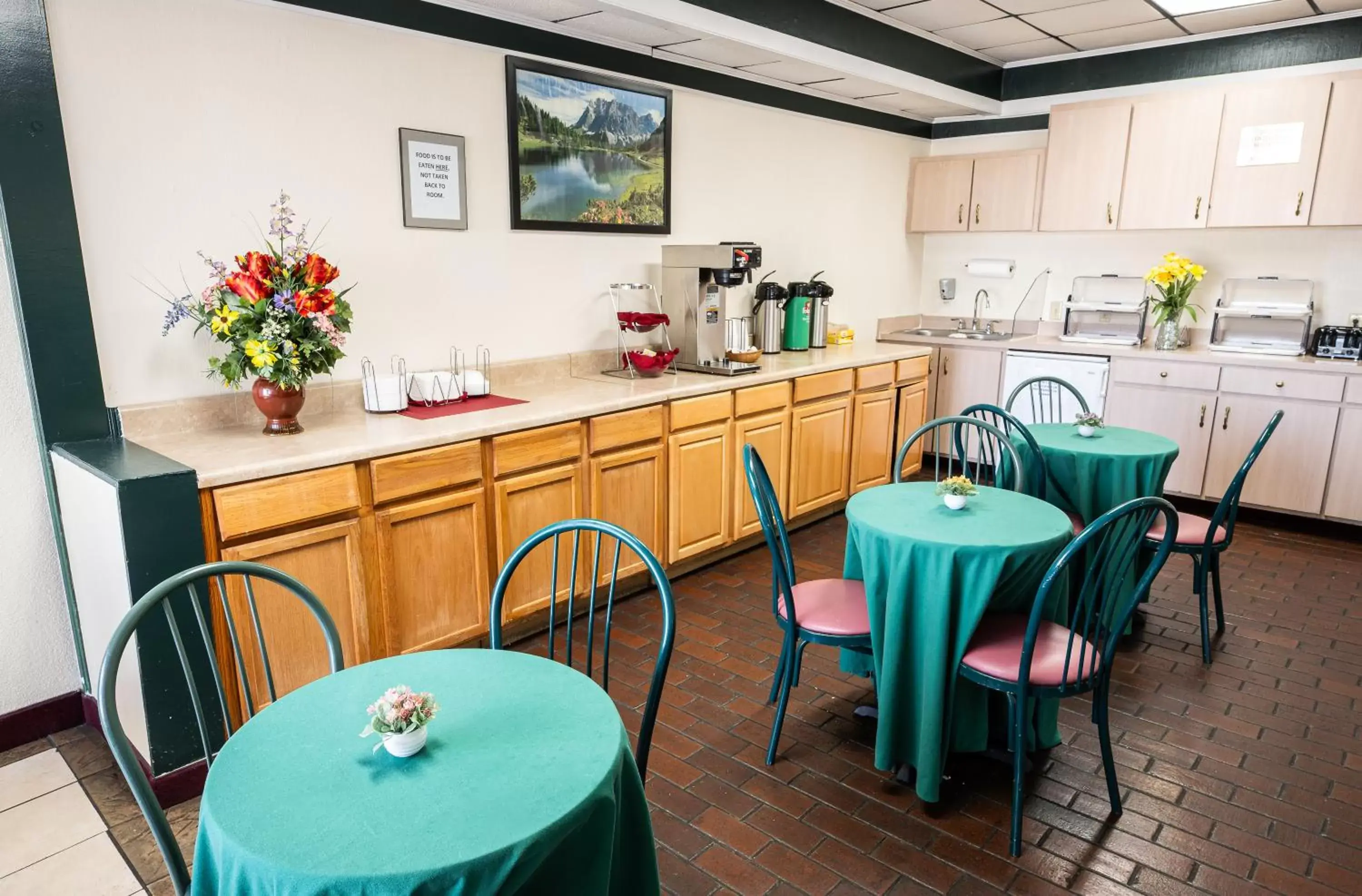 Coffee/tea facilities, Restaurant/Places to Eat in Select Inn Murfreesboro