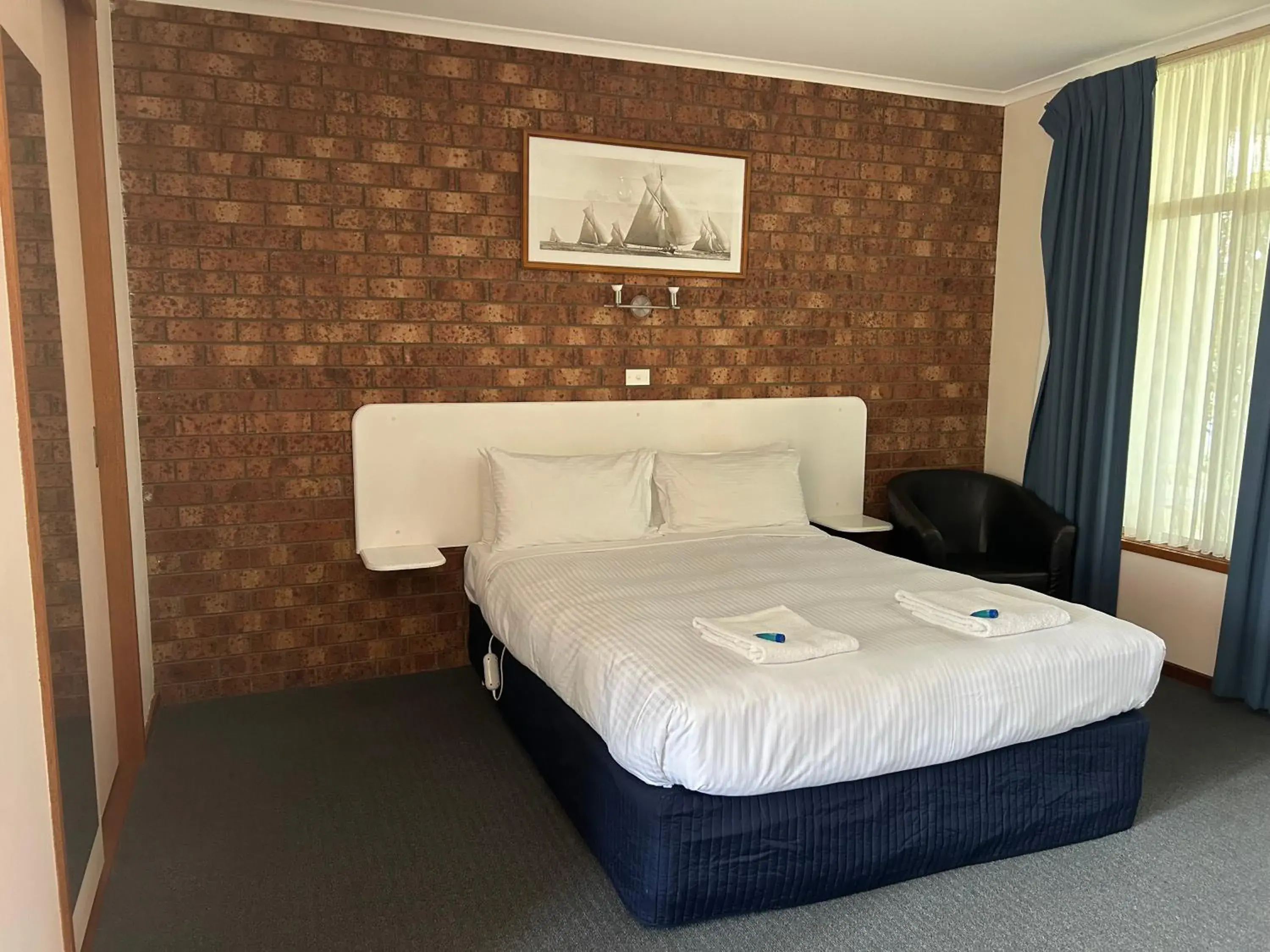 Bedroom, Bed in Portarlington Beach Motel