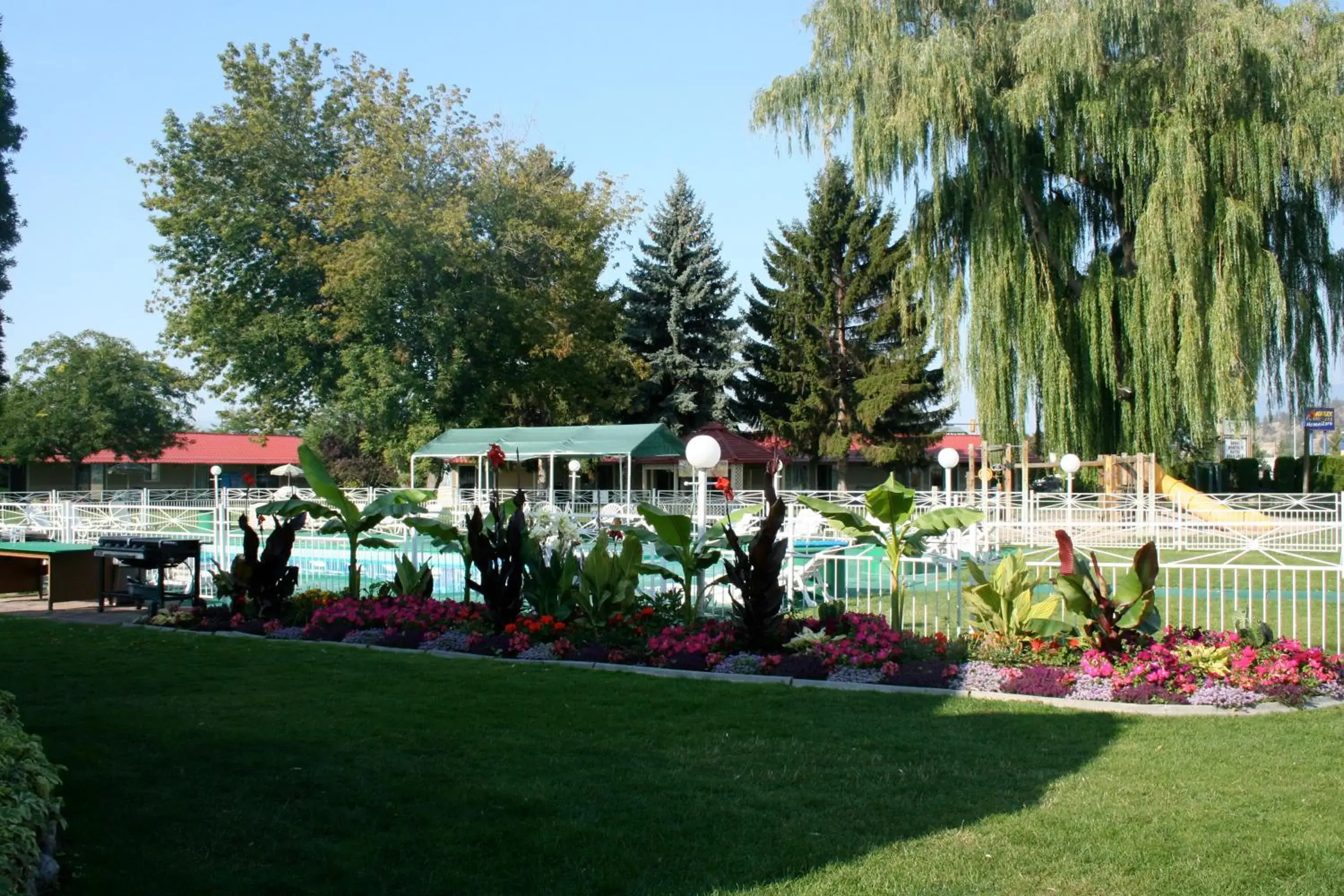 Swimming pool in Okanagan Seasons Resort