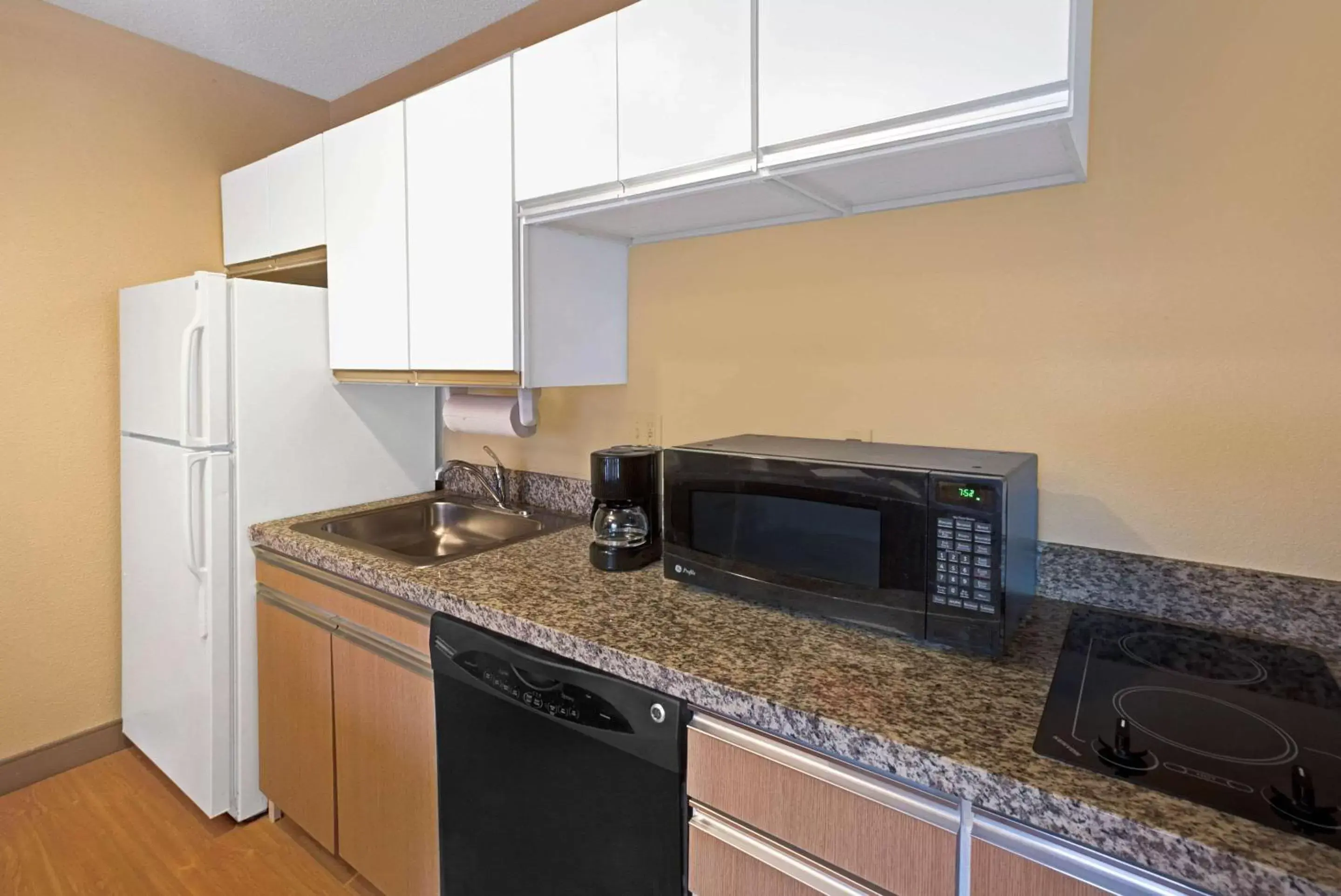 Photo of the whole room, Kitchen/Kitchenette in MainStay Suites Louisville Jeffersontown