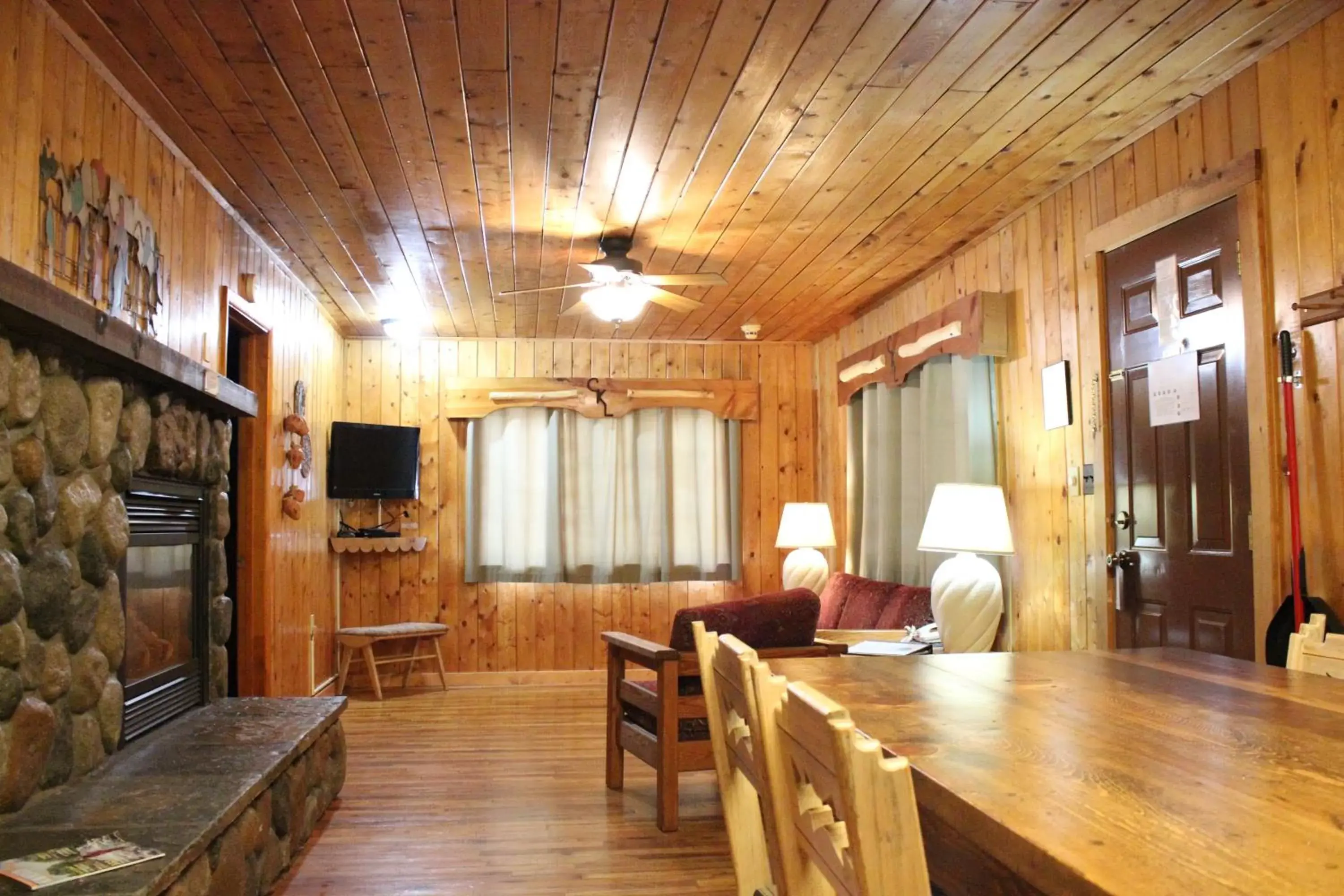 Living room, Dining Area in Copper King Lodge