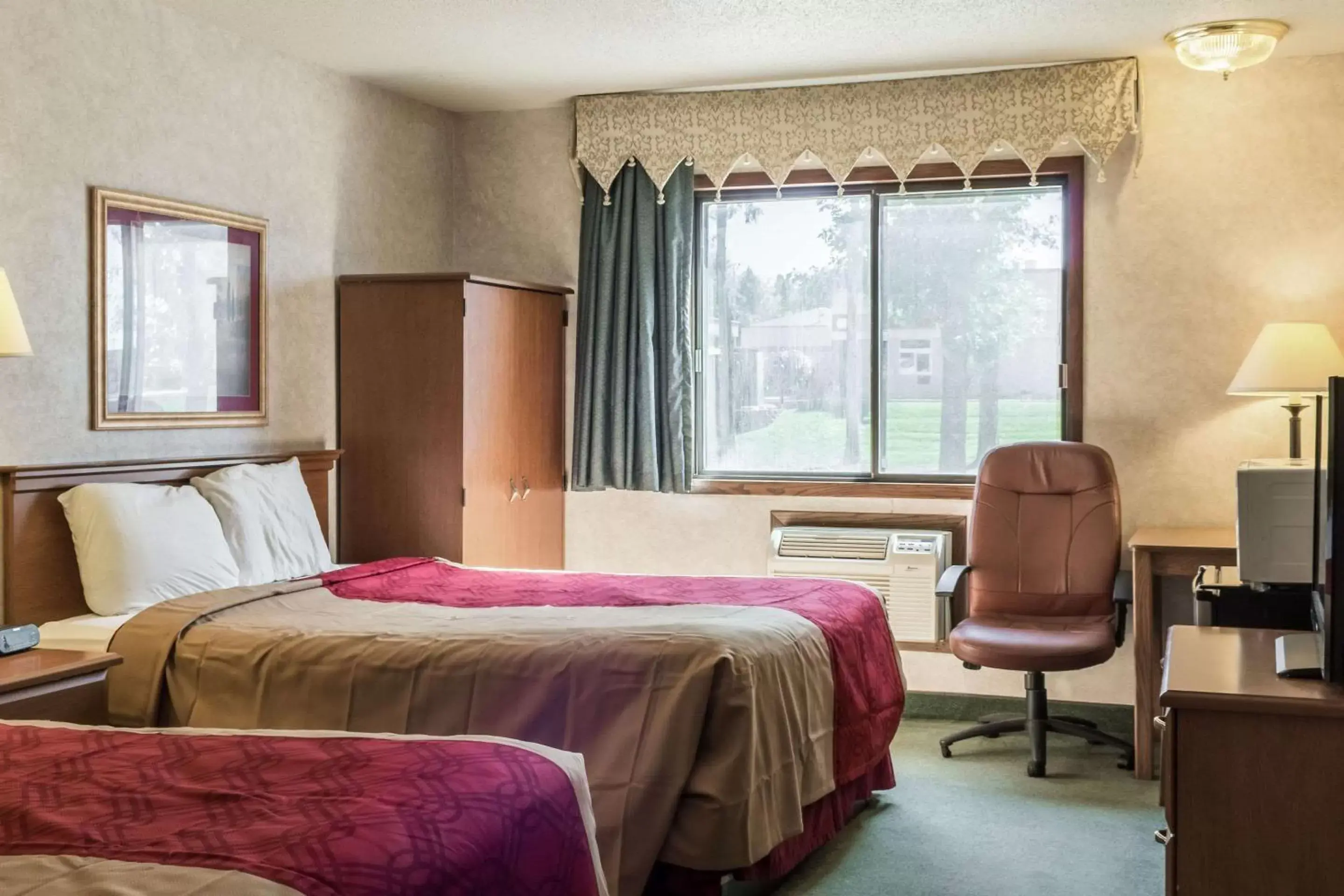 Photo of the whole room, Bed in Econo Lodge North Sioux Falls