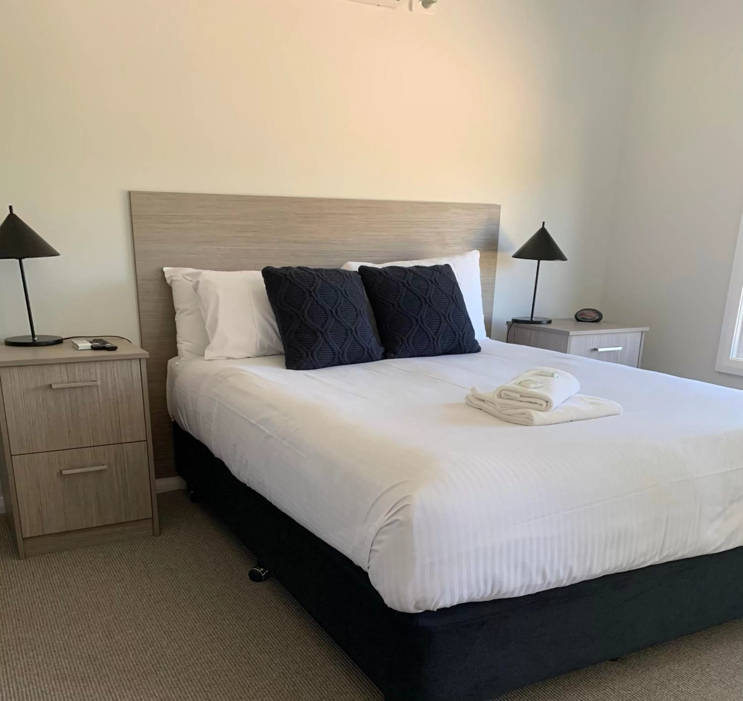 Bed in Mudgee Vineyard Motor Inn