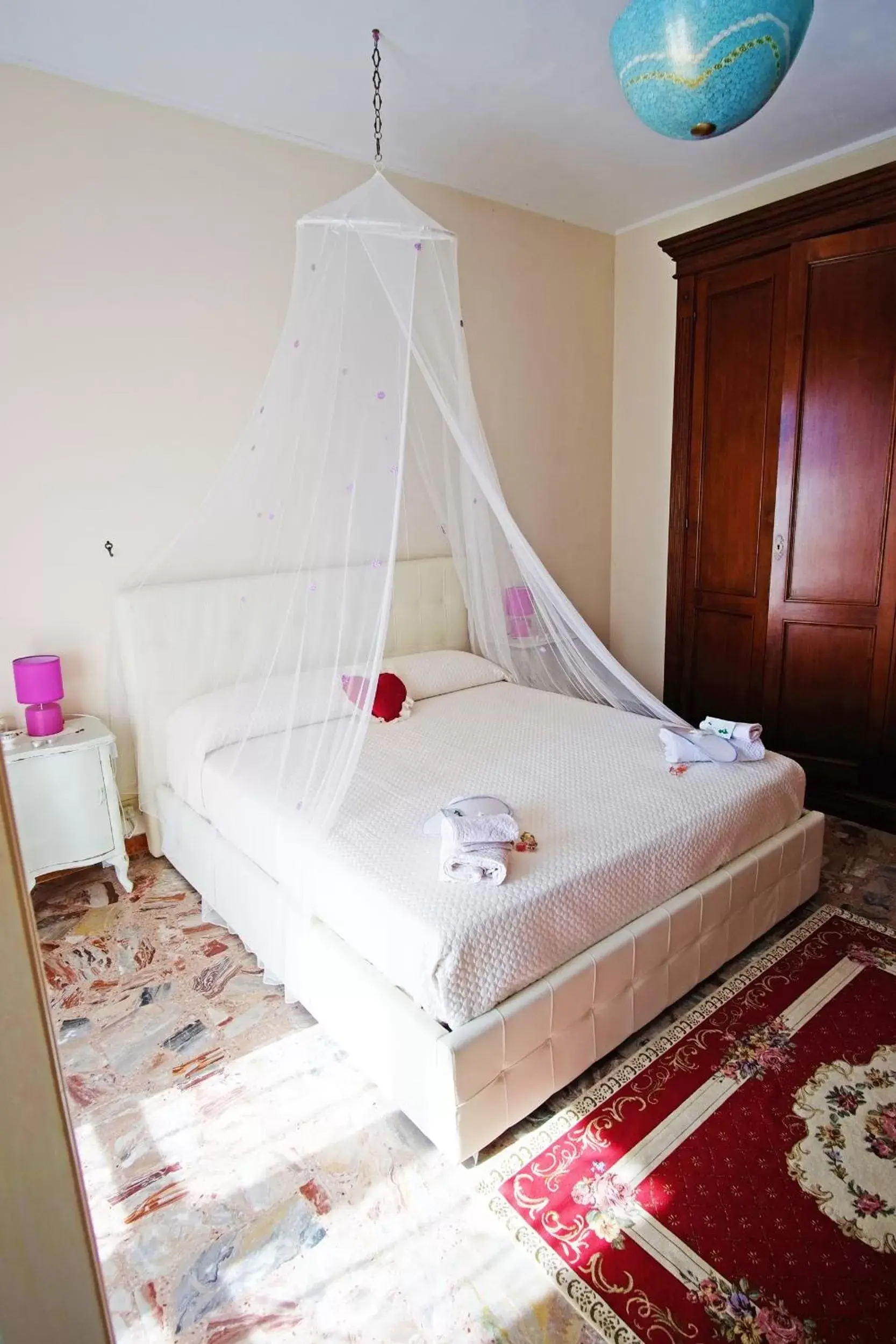 Shower, Bed in Bed and Breakfast Romantica Evasione