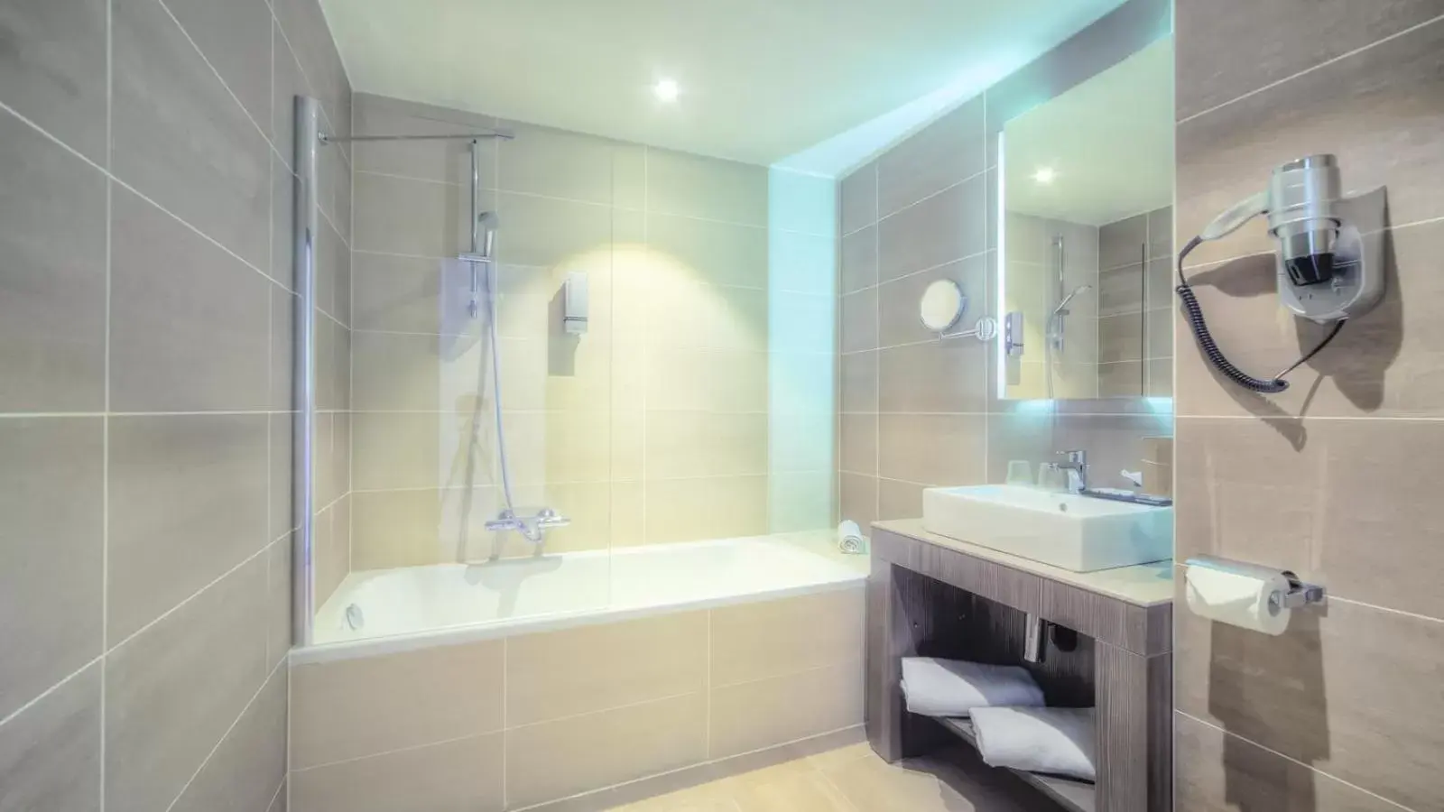 Hot Tub, Bathroom in Hotel Lido **** Mons Centre