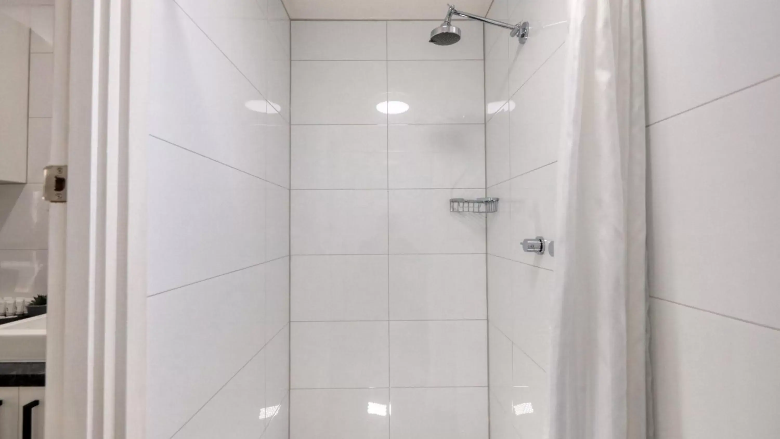 Shower, Bathroom in Hilltop Motel
