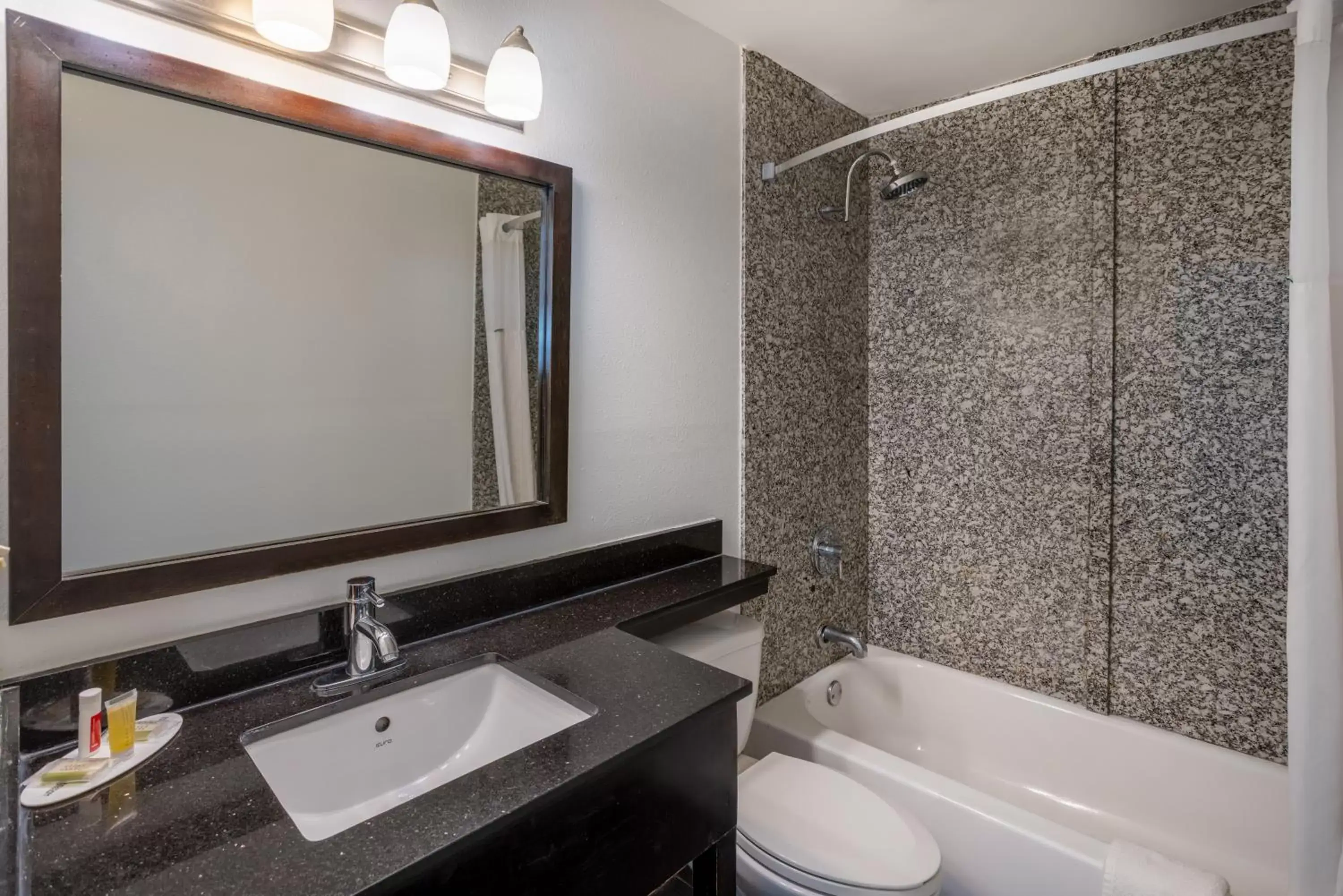 Shower, Bathroom in Super 8 by Wyndham Villa Rica