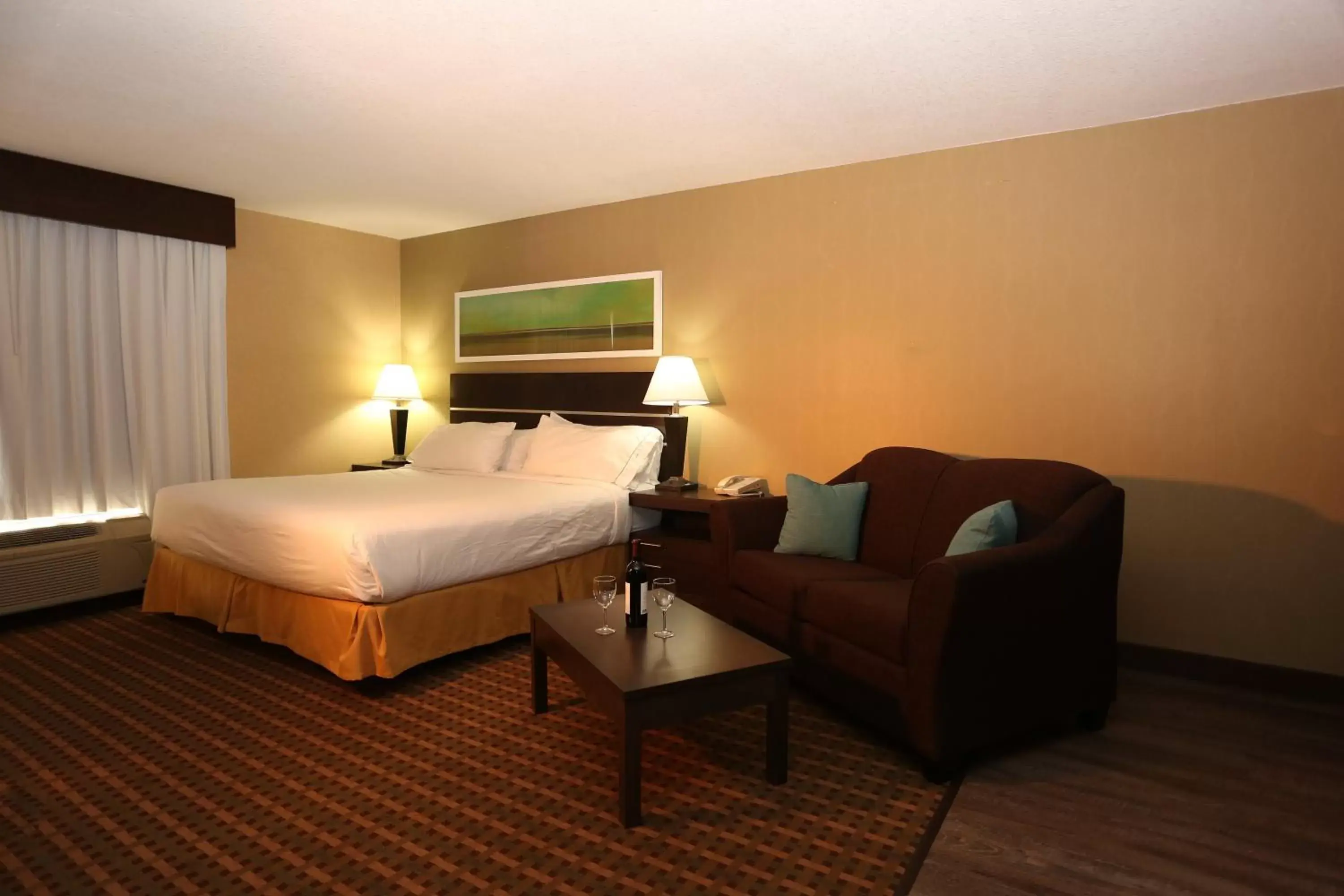 Photo of the whole room, Bed in Holiday Inn Express Hotel & Suites Vernon, an IHG Hotel