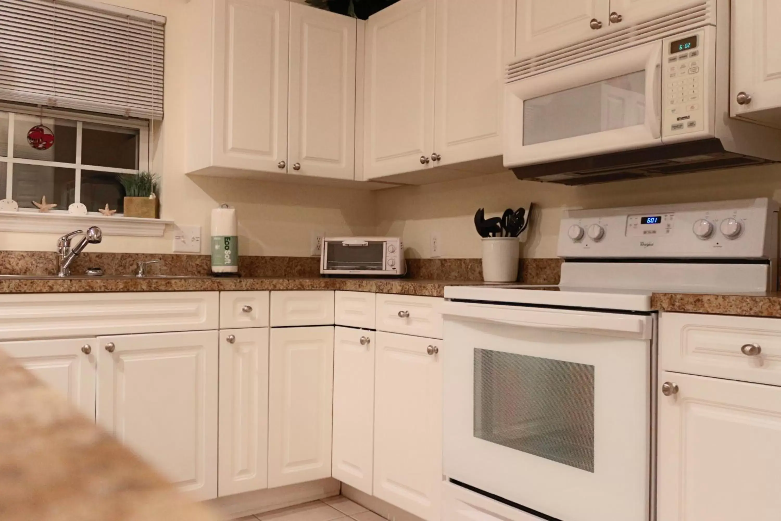 Kitchen or kitchenette, Kitchen/Kitchenette in Myrtlewood Condos