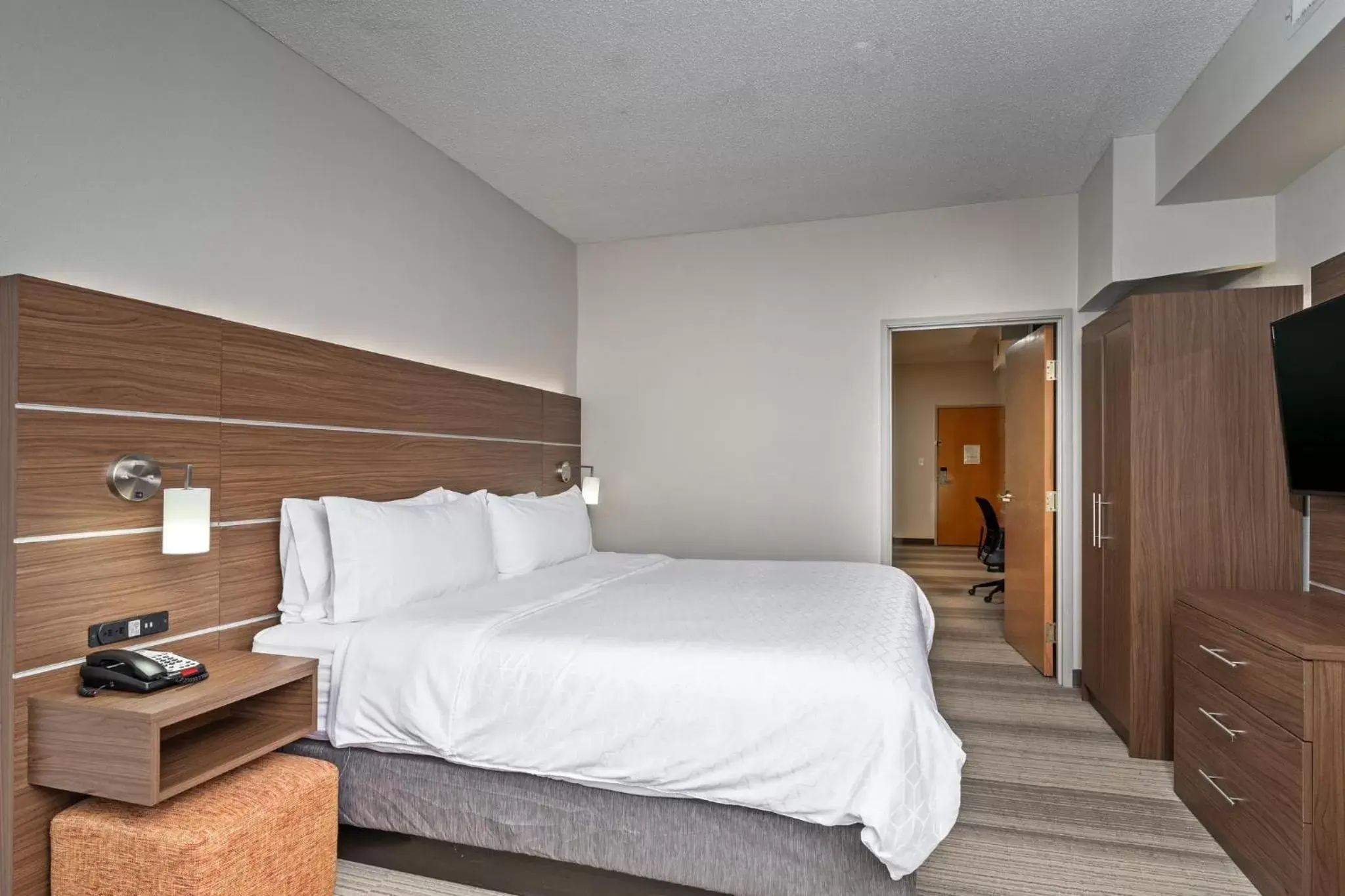 Bedroom, Bed in Holiday Inn Express Hotel & Suites Woodbridge, an IHG Hotel