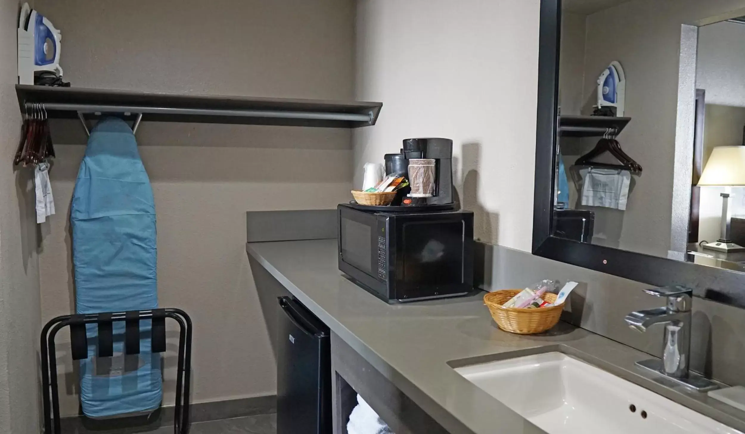 Bathroom in Hawthorne Plaza Inn Near LAX Bathroom in Hawthorne Plaza Inn Near LAX