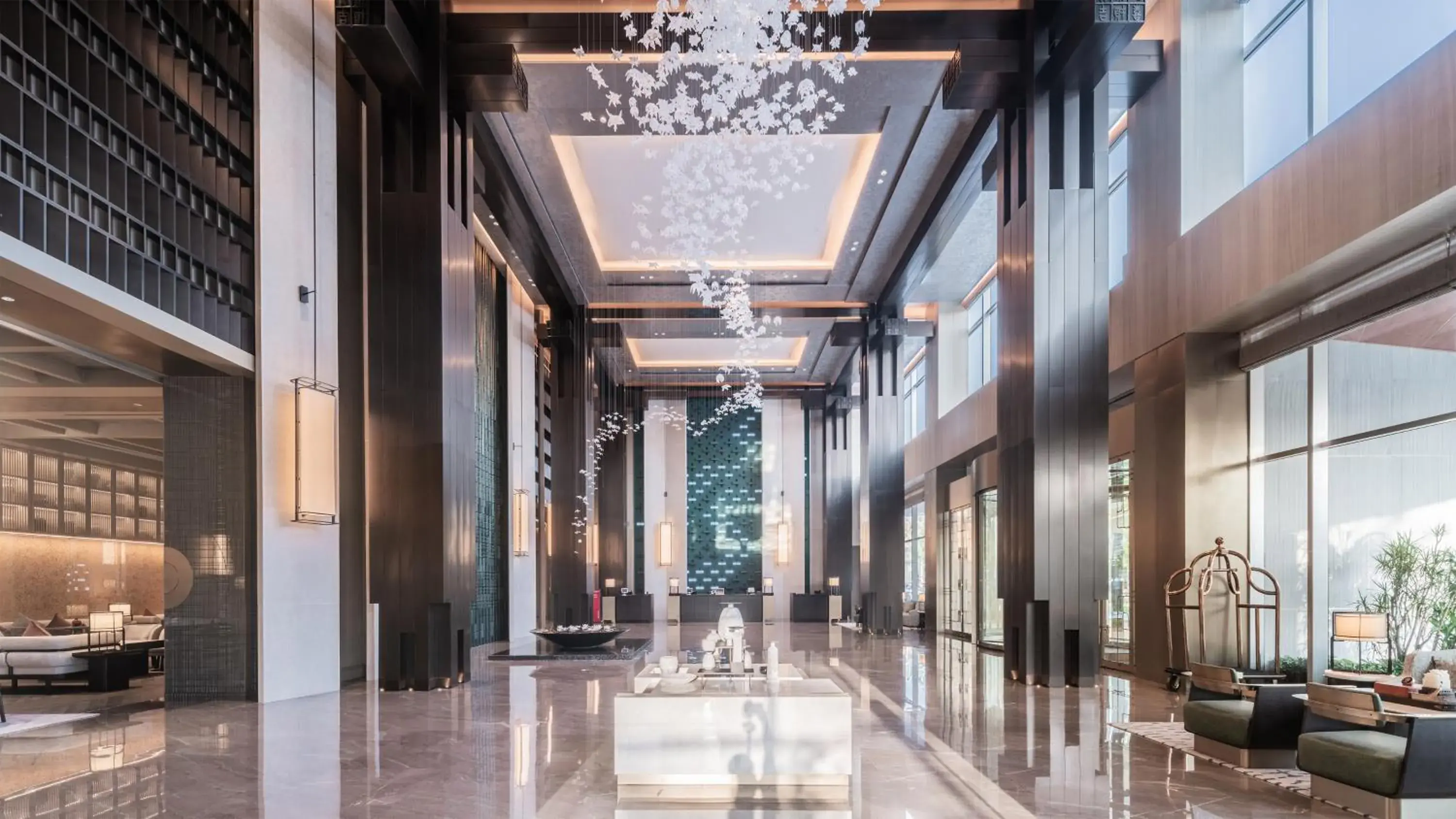 Lobby or reception in HUALUXE Xi'an Chanba by IHG-西安浐灞华邑酒店-Near Xi'an International Convention Exhibition Center and Shopping mall and The Romantic show of Xi'an-Free Luggage Storage-English Service Lobby or reception in HUALUXE Xi'an Chanba by IHG-西安浐灞华邑酒店-Near Xi'an International Convention Exhibition Center and Shopping mall and The Romantic show of Xi'an-Free Luggage Storage-English Service