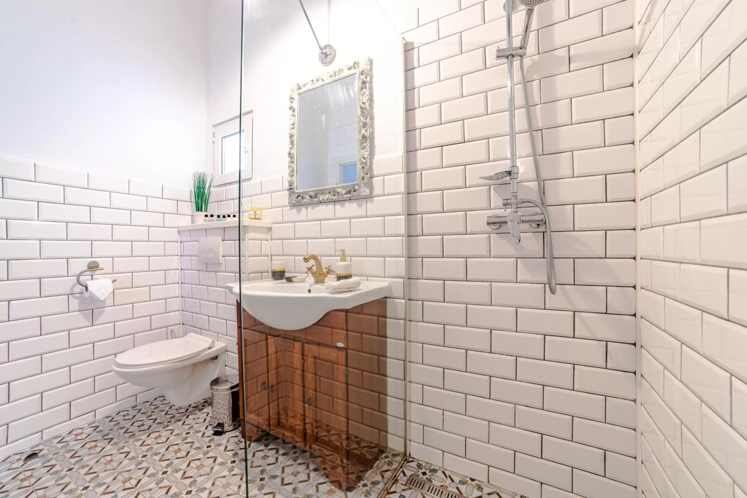 Bathroom in ALBERT RESIDENCE Brasov with complimentary parking and 10 percent Food and Drinks