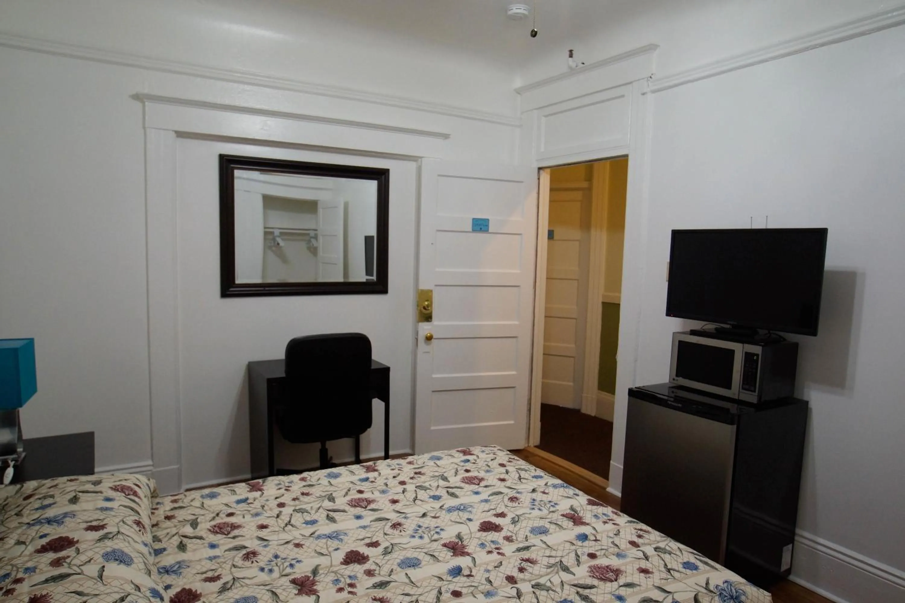 Photo of the whole room, Bed in Cable Car Hotel