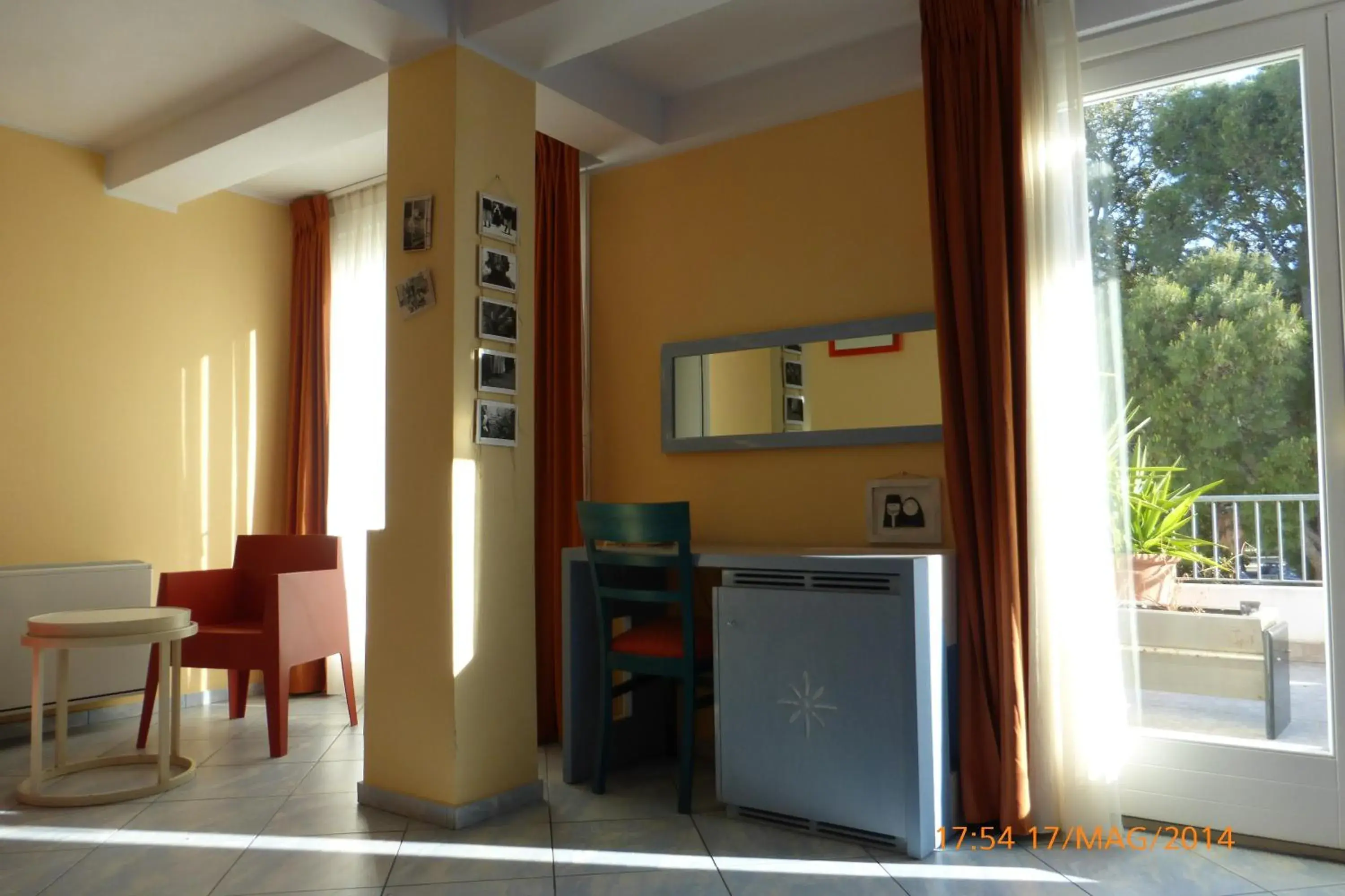 Living room, Kitchen/Kitchenette in Hotel Chentu Lunas