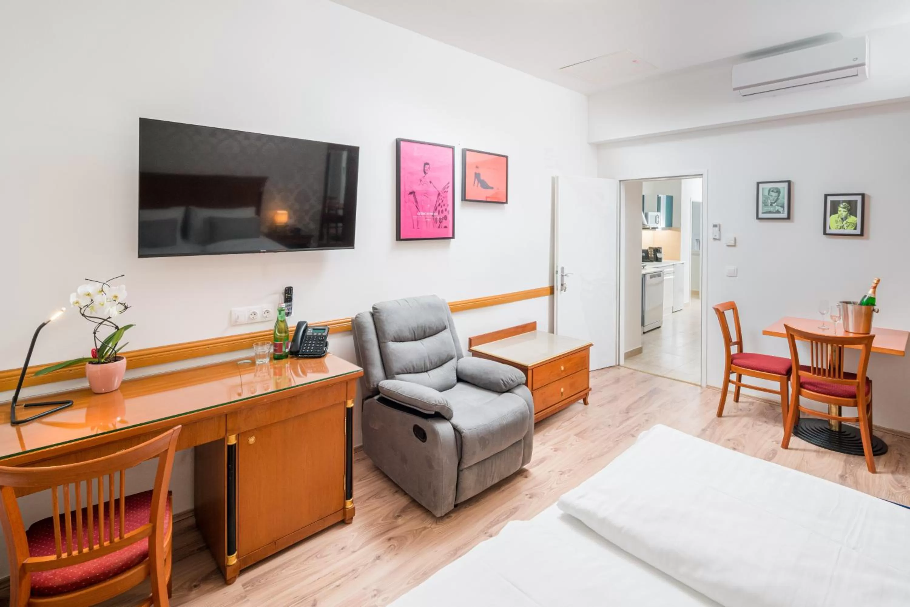 Photo of the whole room in Best Western Plus Celebrity Suites