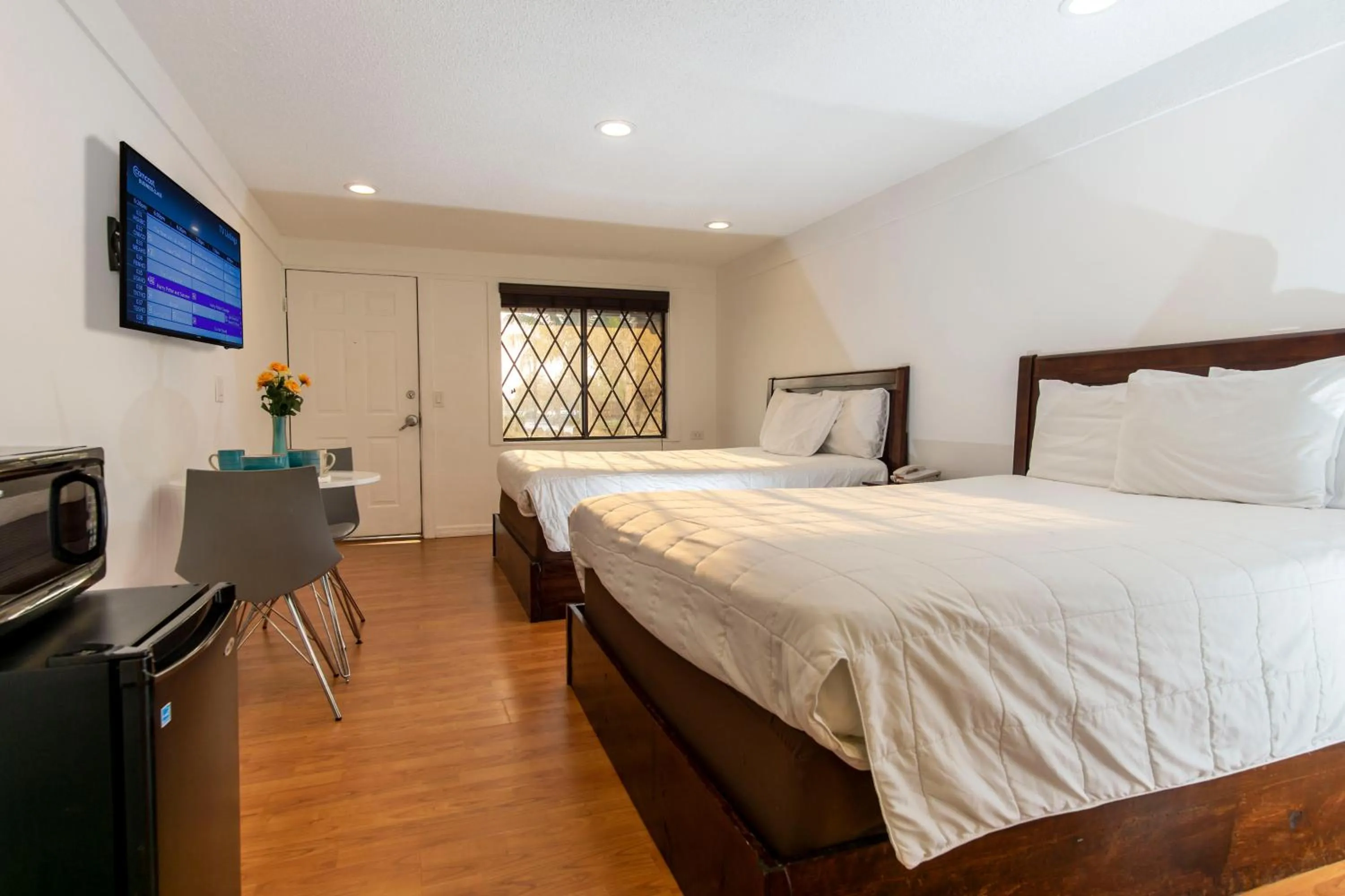 Photo of the whole room, Bed in Spinnaker Inn of Naples