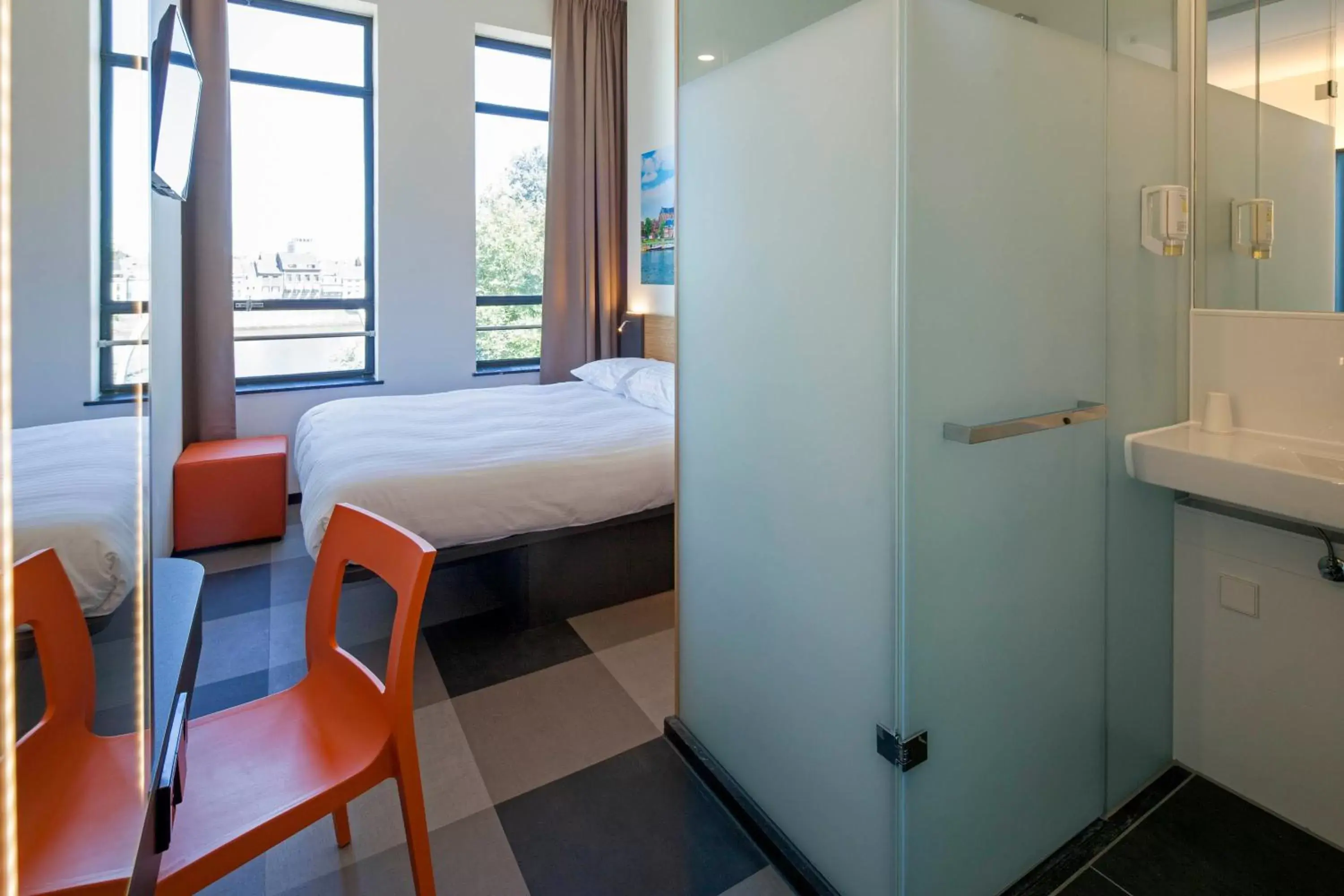 Photo of the whole room, Bed in easyHotel Maastricht City Centre