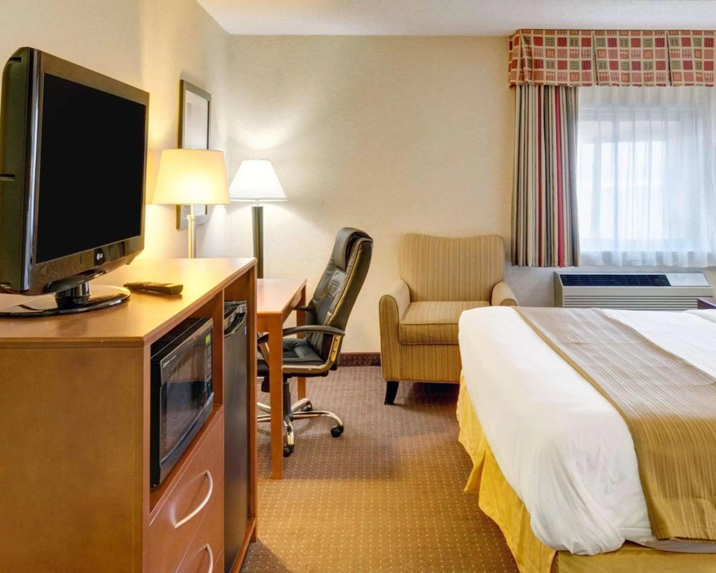 Photo of the whole room, TV/Entertainment Center in Quality Inn Near Ft. Meade